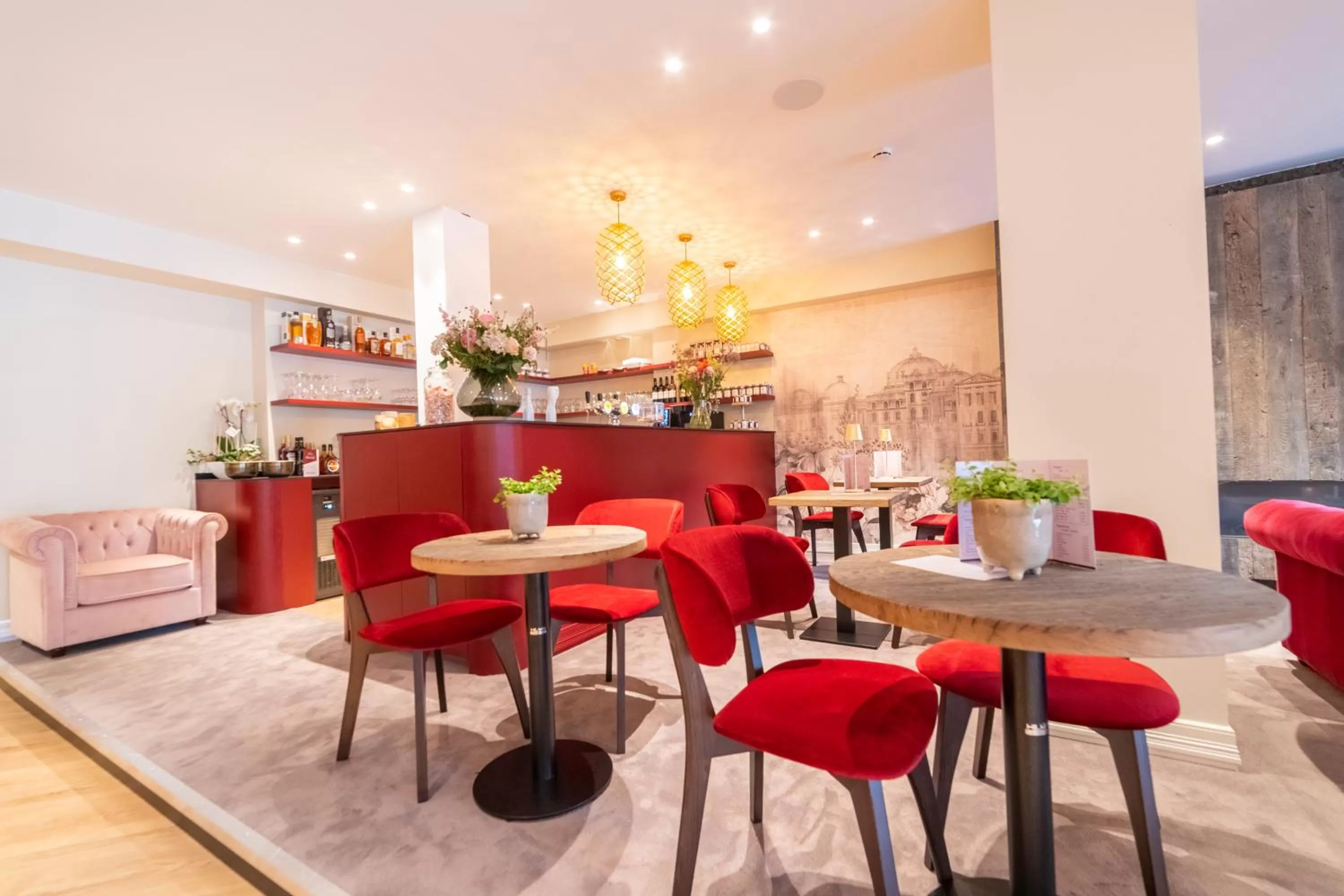 Lounge or bar in Grand Hotel Normandy by CW Hotel Collection