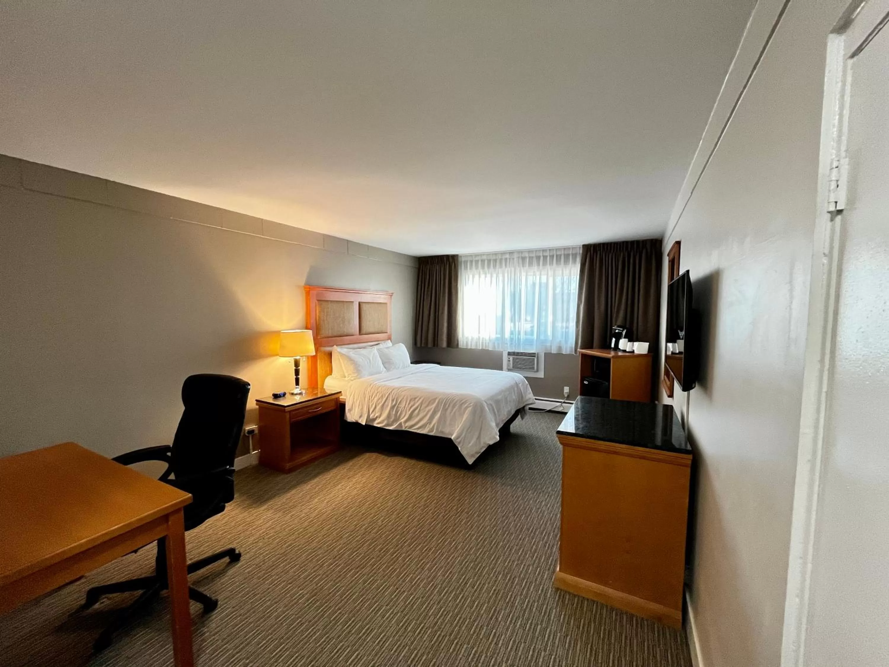 Bedroom, Bed in Anavada Inn & Suites - Prince George