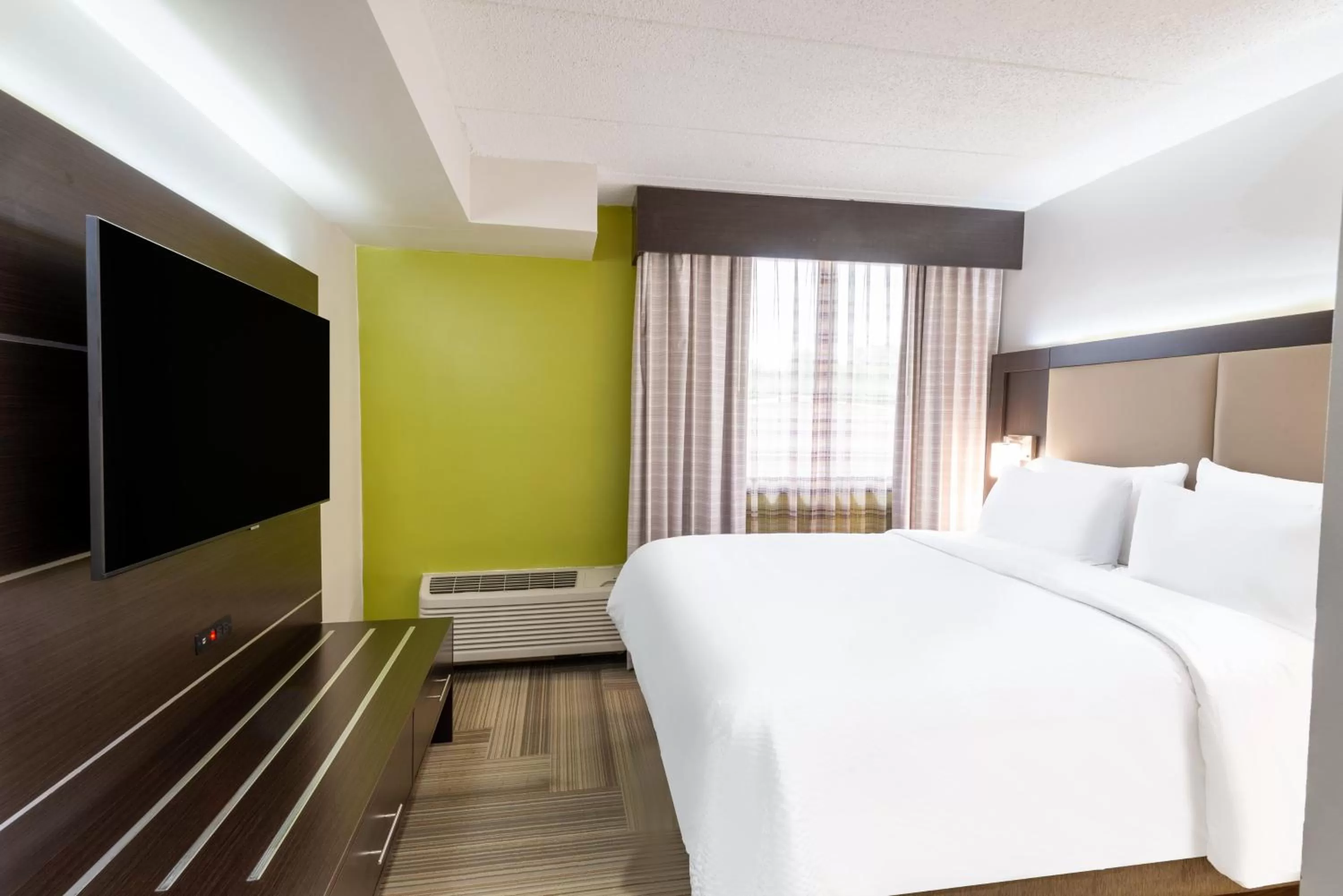 Photo of the whole room, Bed in Holiday Inn Express Philadelphia NE-Bensalem by IHG