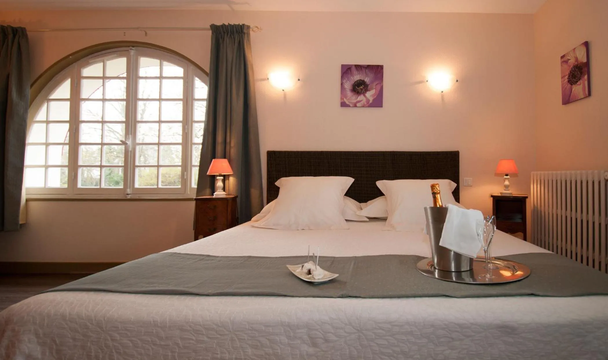 Bed in Logis Hôtel Restaurant Le Coq Hardi