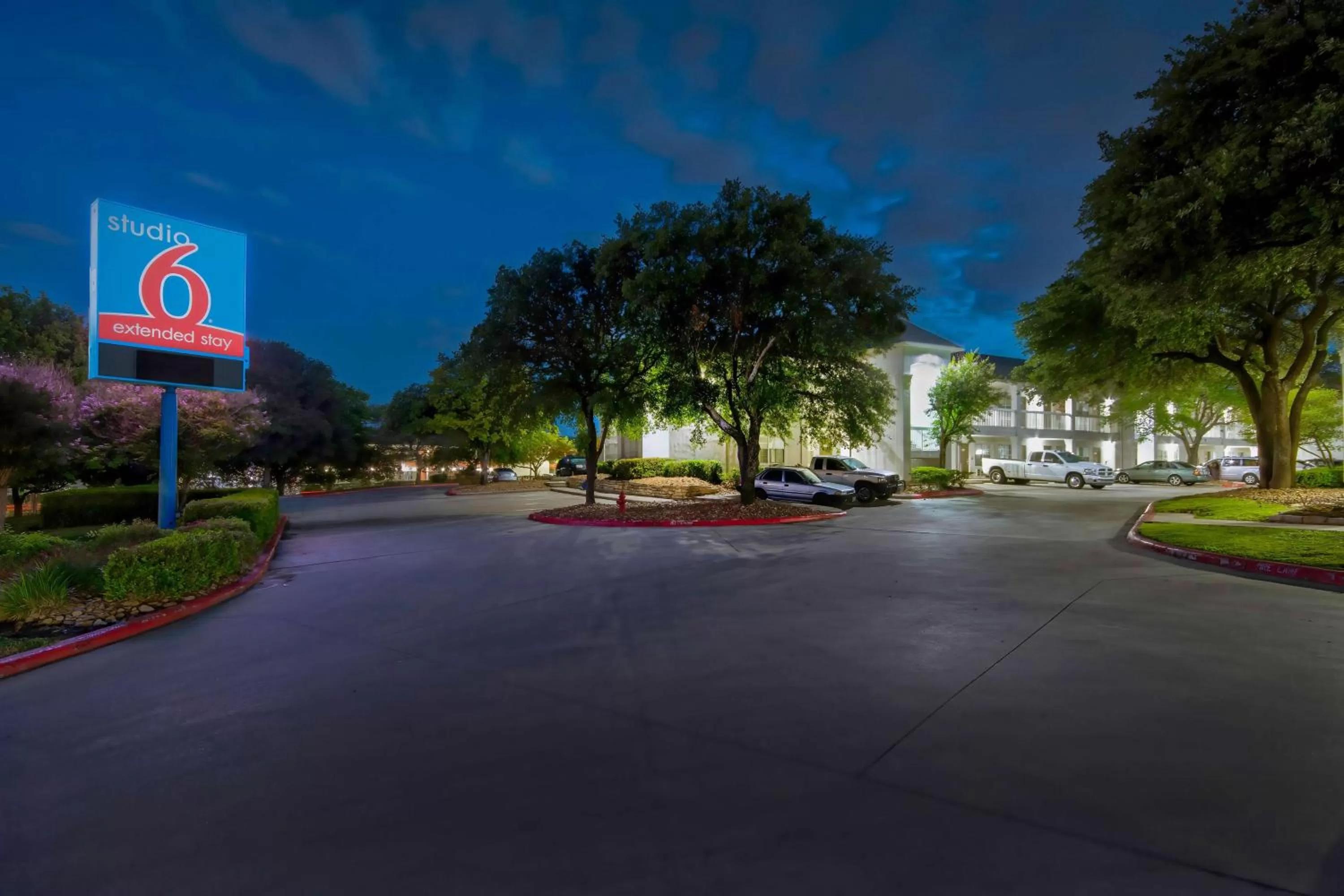 Property building in Studio 6-San Antonio, TX - Six Flags