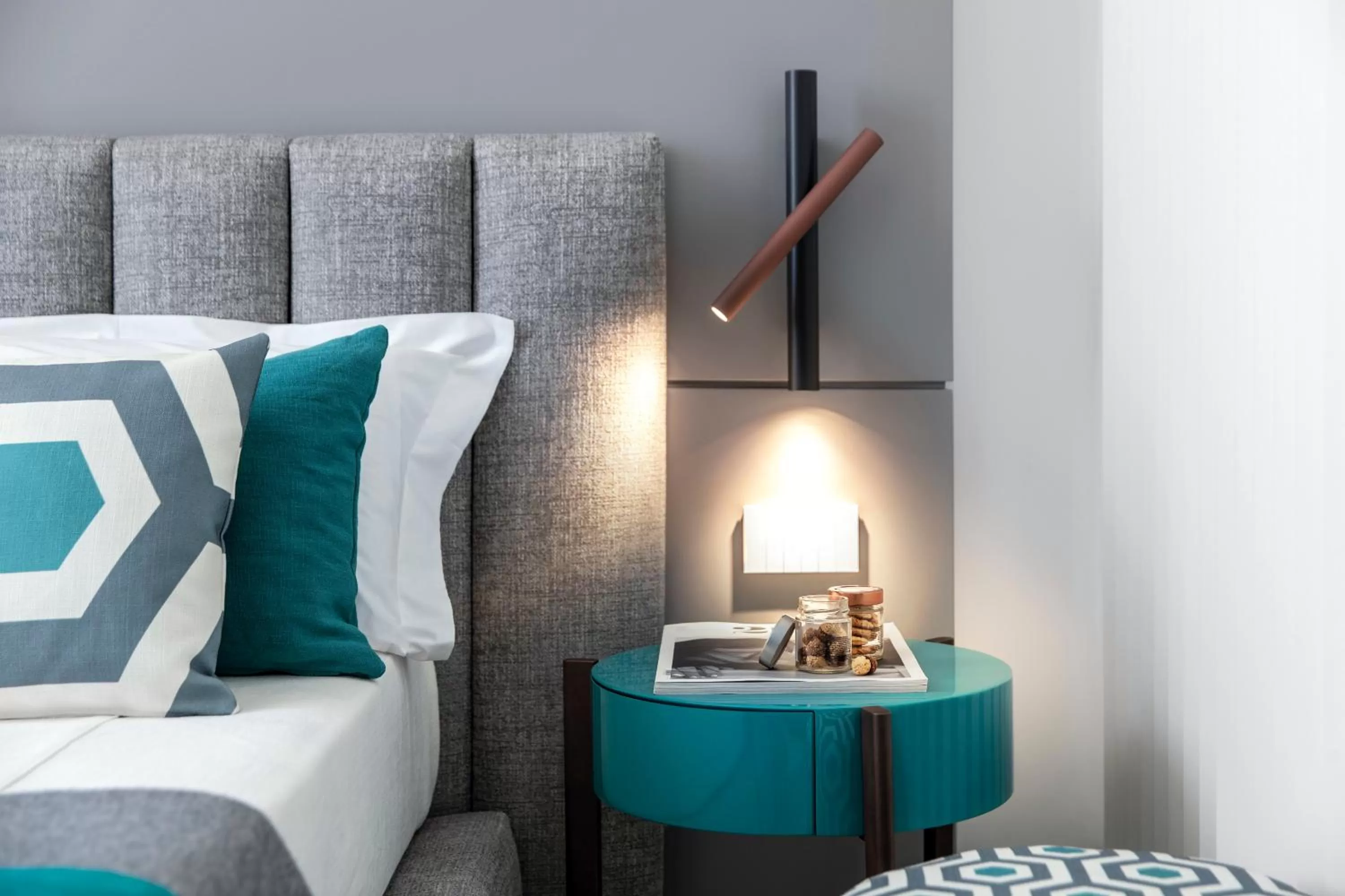 Decorative detail, Bed in Hotel Plaza e de Russie - Relais & Châteaux