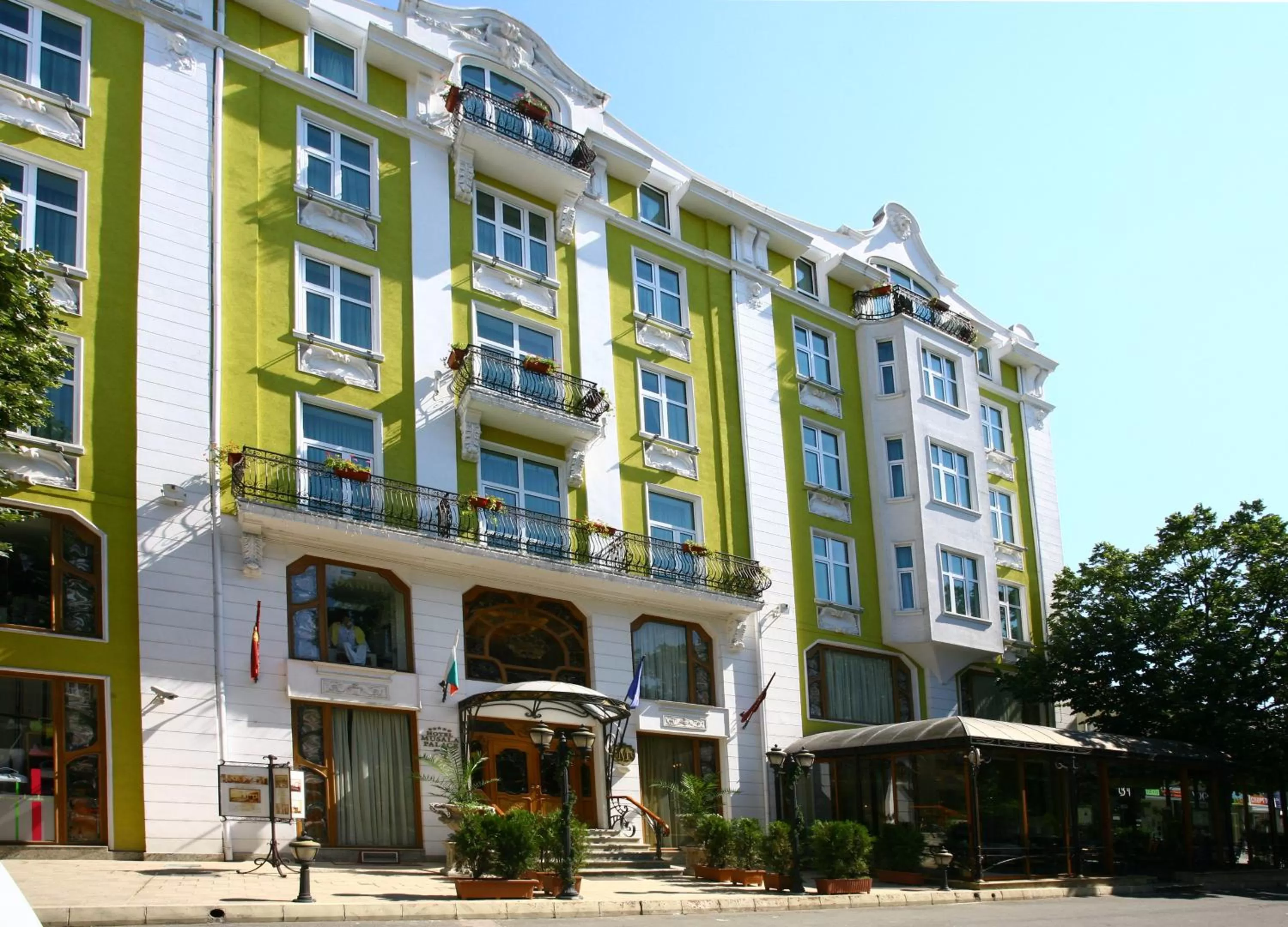 Facade/entrance in Grand Hotel London