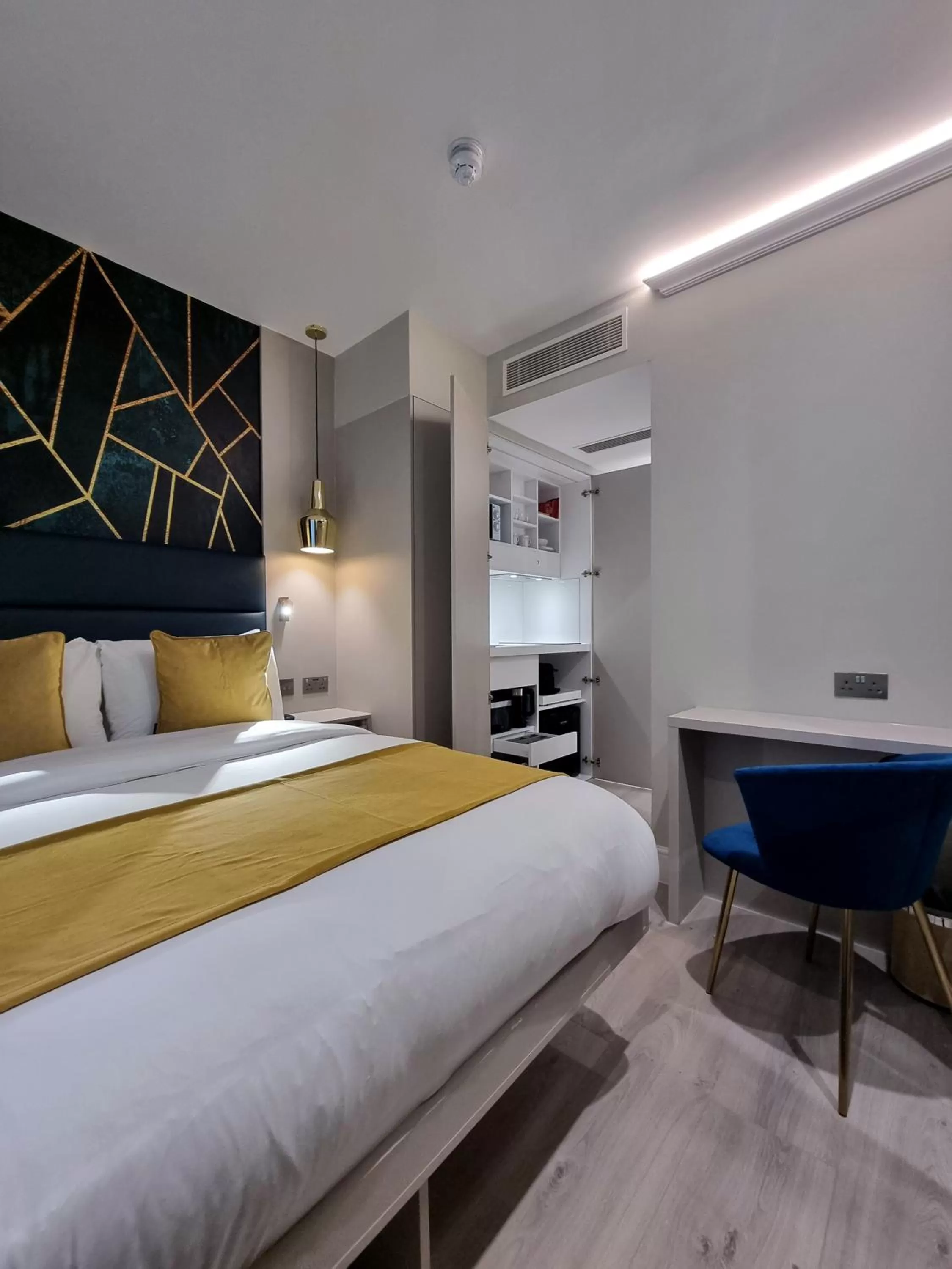 Photo of the whole room, Bed in NOX Kensington Gardens