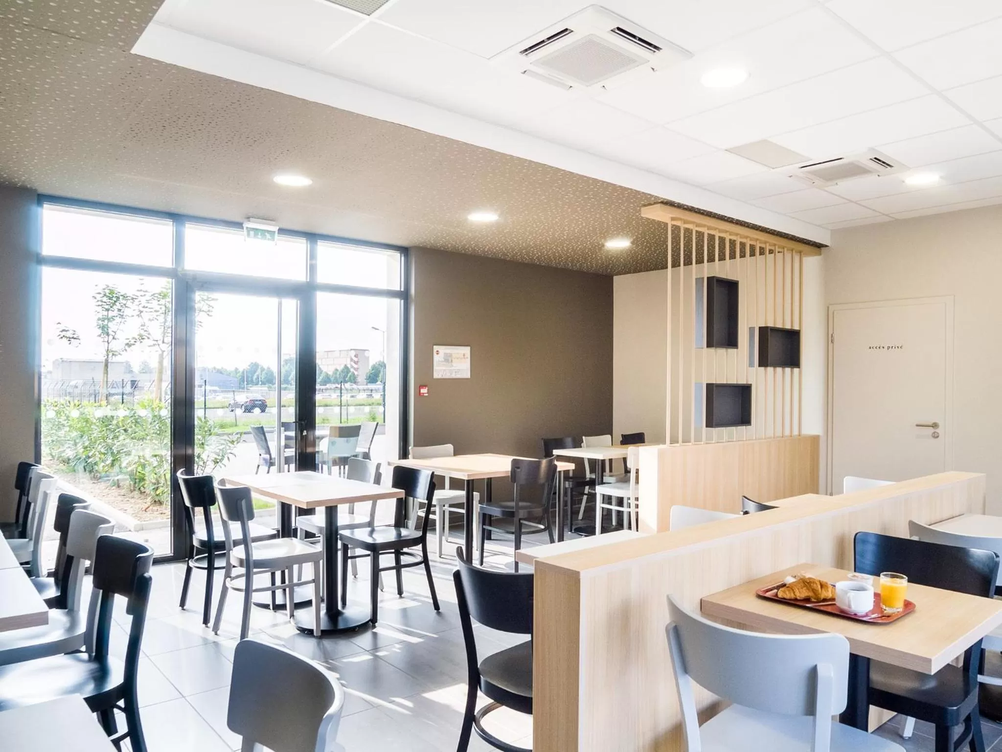 Restaurant/places to eat in B&B HOTEL Colmar Expo