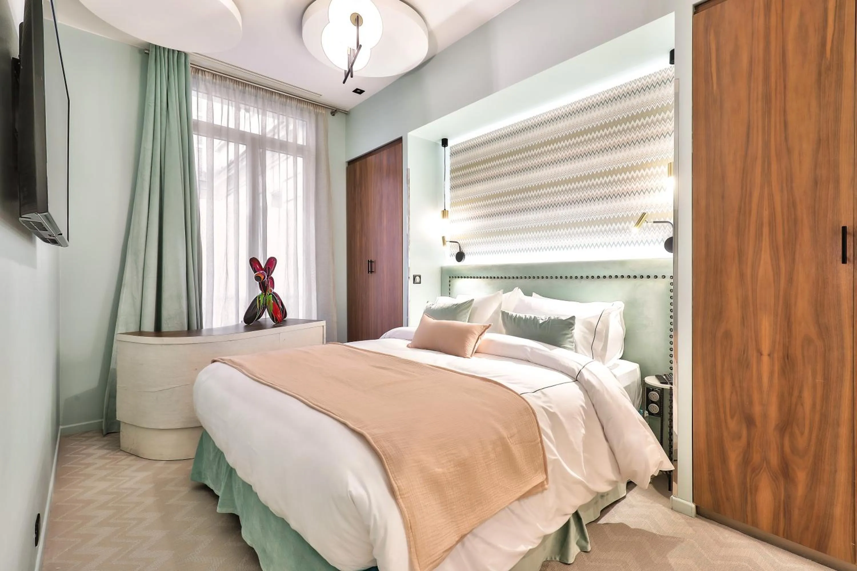 Photo of the whole room, Bed in Hotel 33 Marbeuf