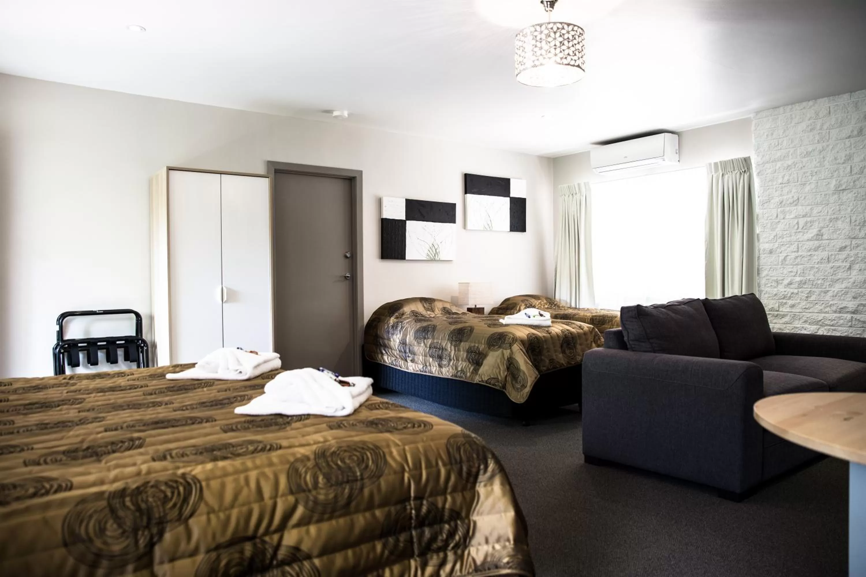 Day, Bed in Tall Trees Motel Mountain Retreat