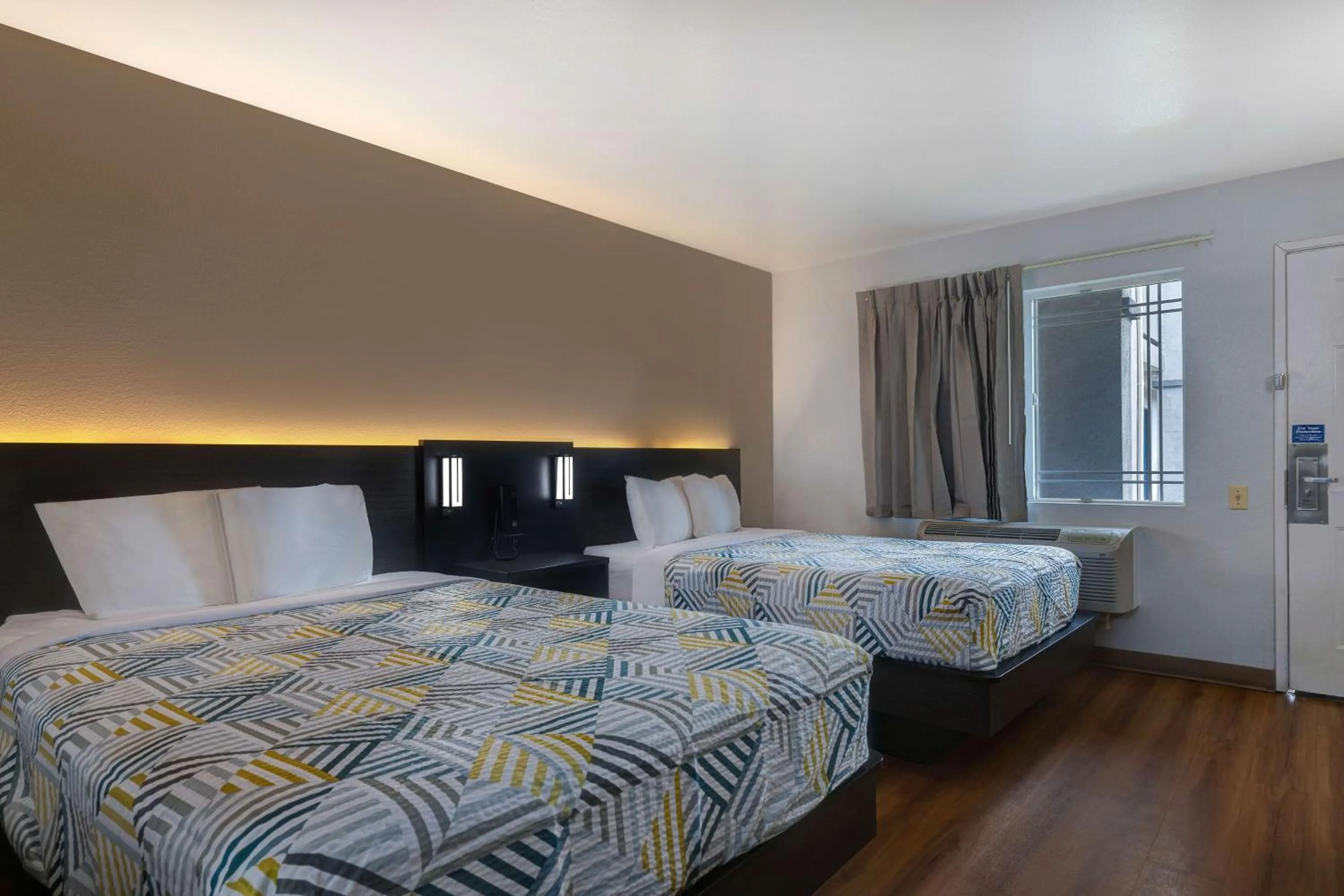 Photo of the whole room, Bed in Motel 6-Buttonwillow, CA Central