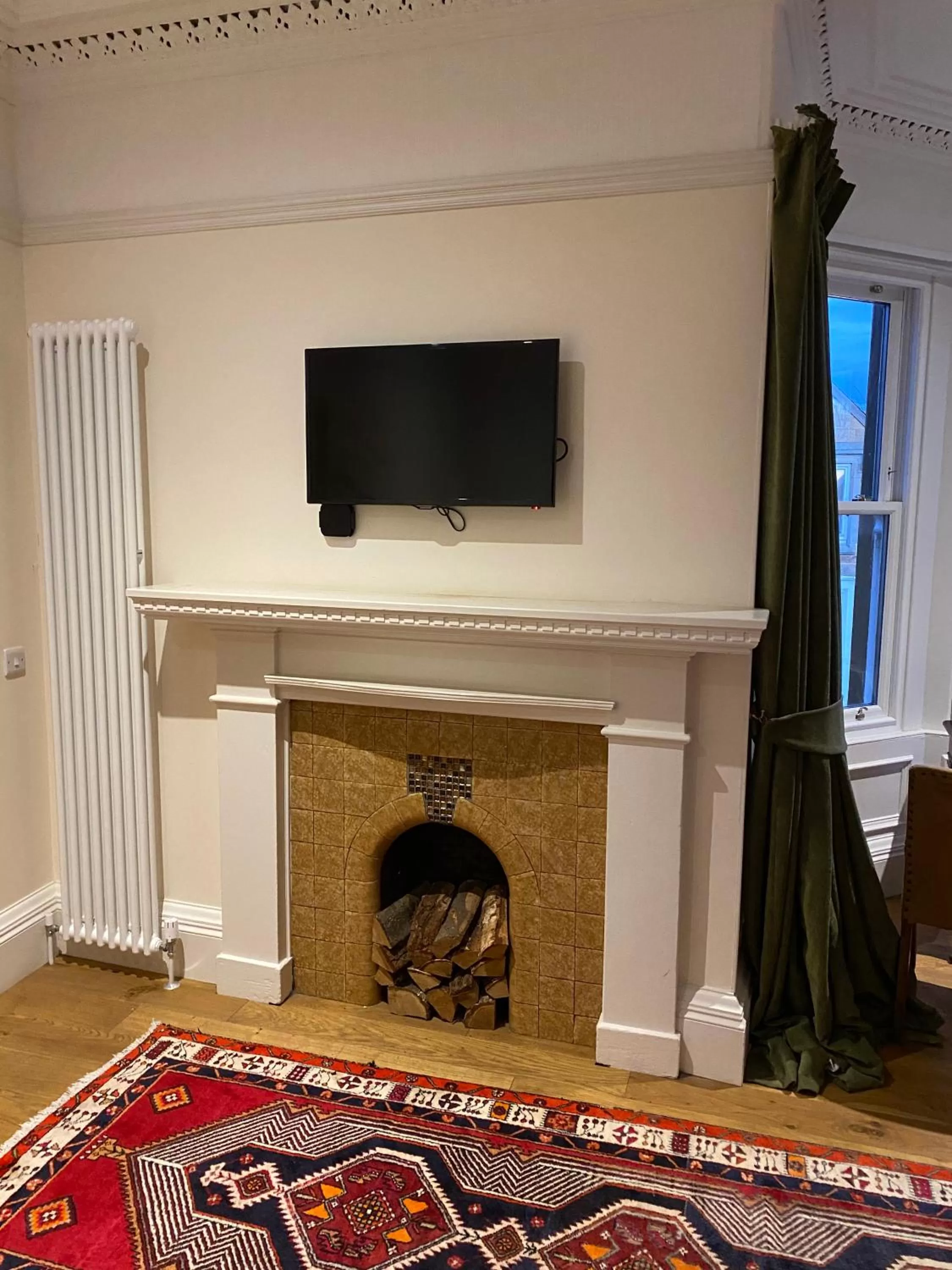 TV and multimedia, TV/Entertainment Center in Banners House Hotel