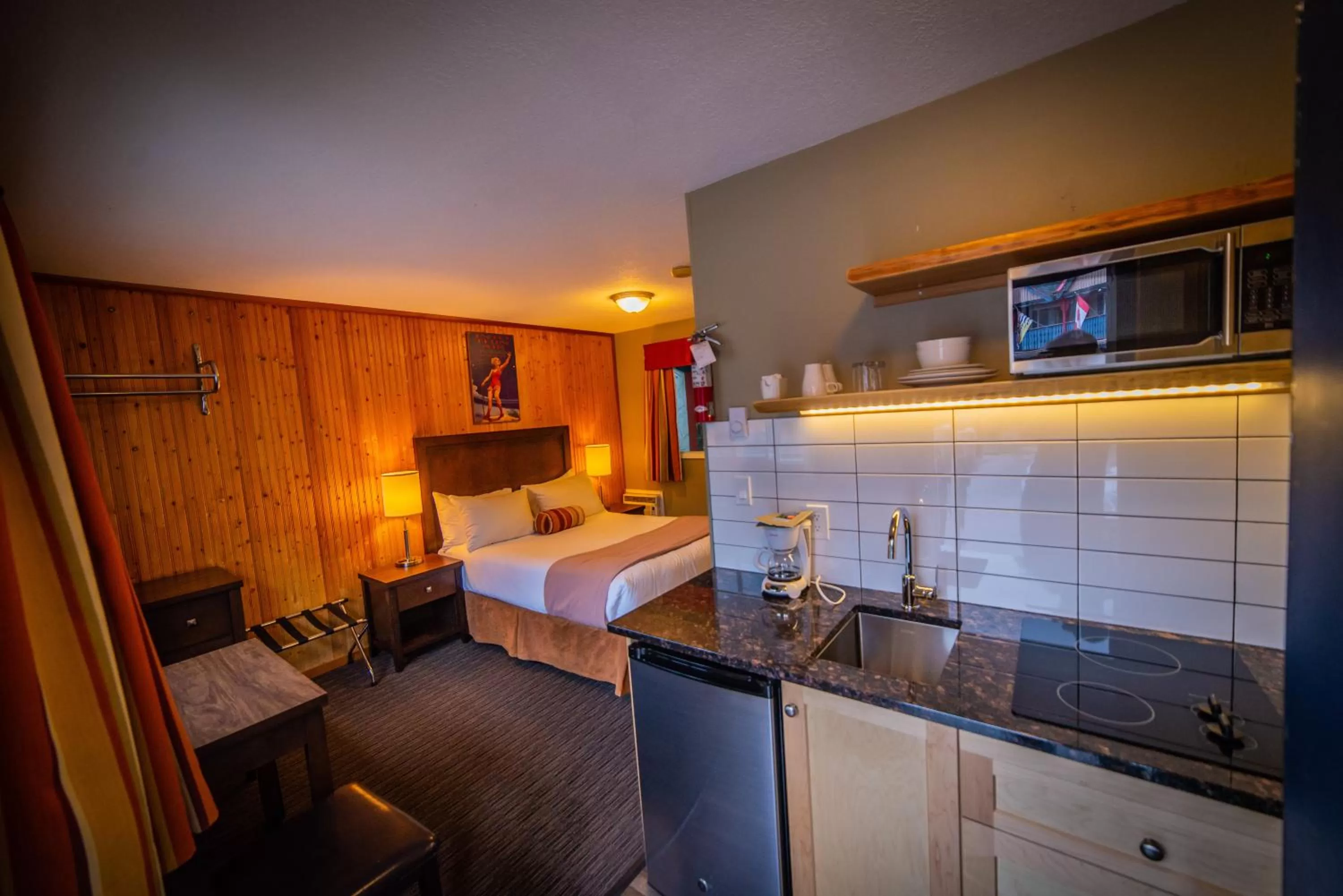 Kitchen or kitchenette, Bed in Alpine Inn & Suites