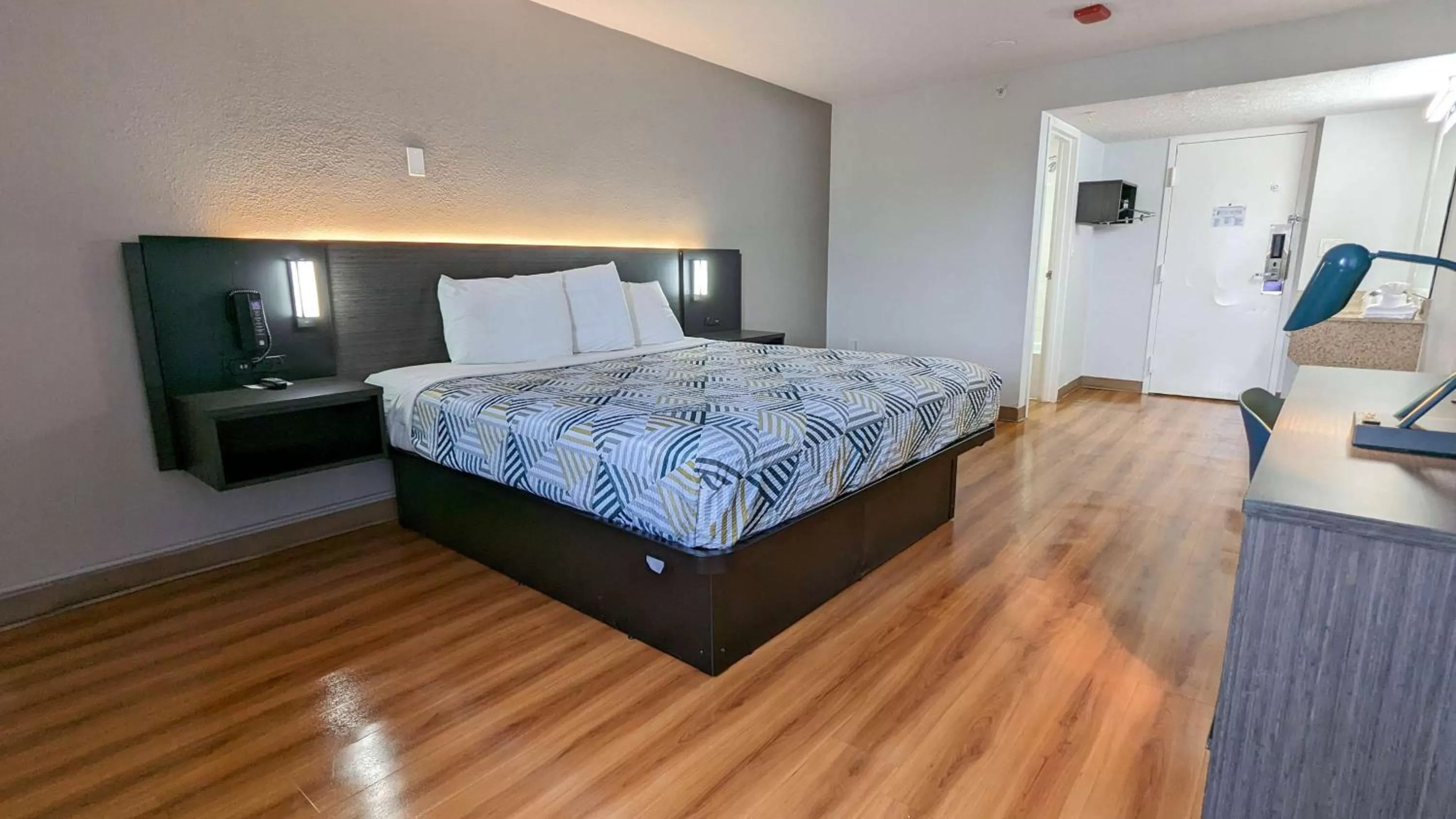 Bedroom, Bed in Motel 6-Framingham, MA - Boston West