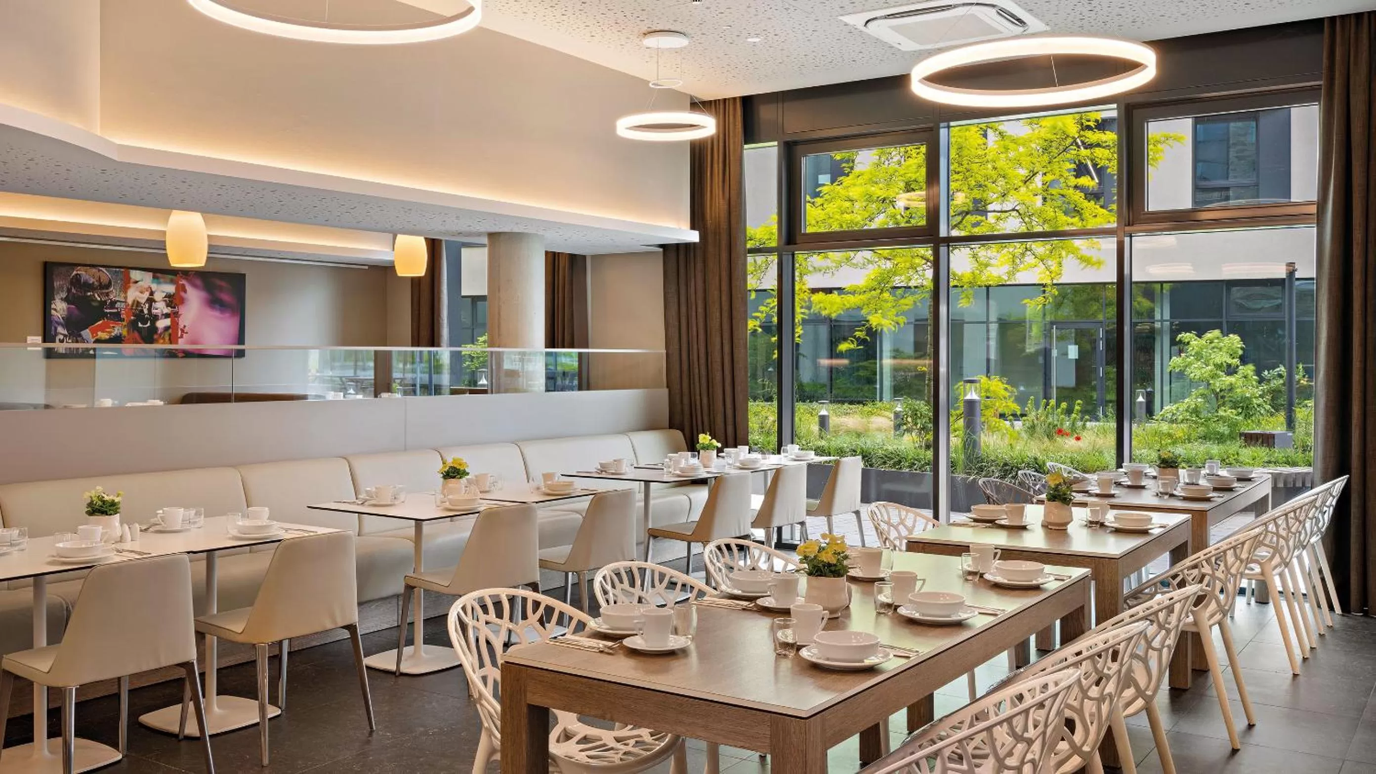 Restaurant/places to eat in Hey Lou Hotel Monheim am Rhein