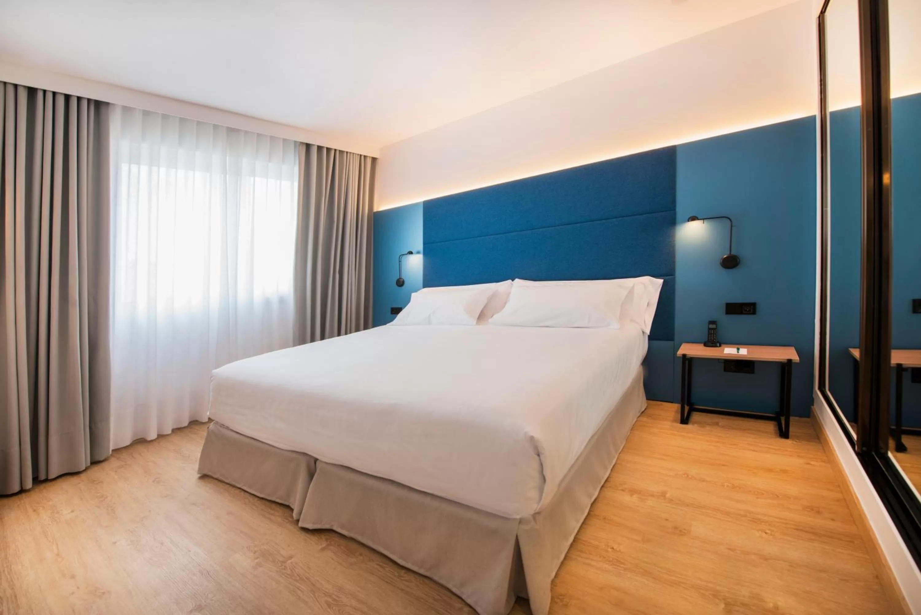 Photo of the whole room, Bed in Occidental Vigo