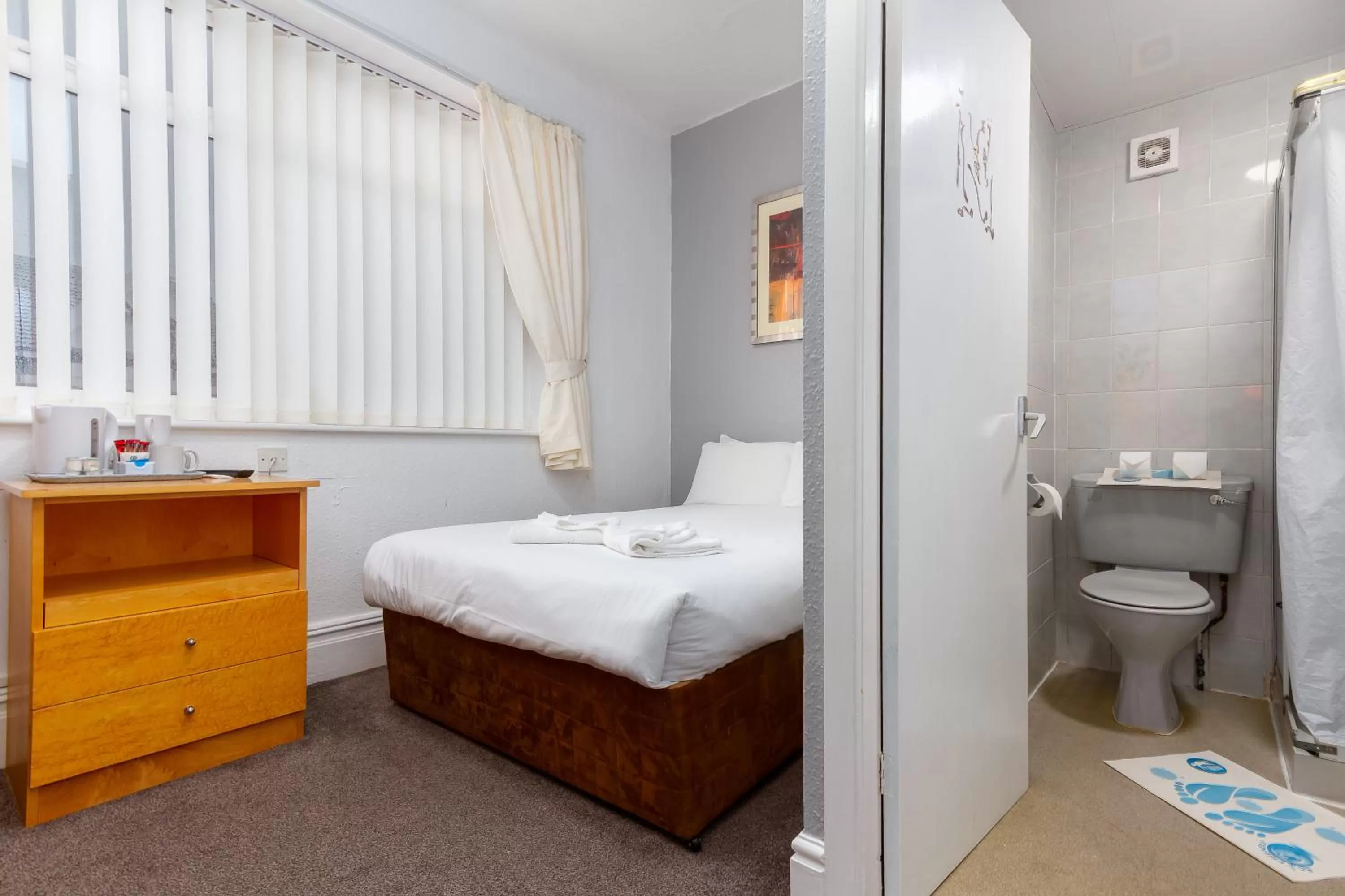 Bedroom, Bed in The Sandringham Court Hotel & Sports Bar-Groups Welcome here-High Speed Wi-Fi