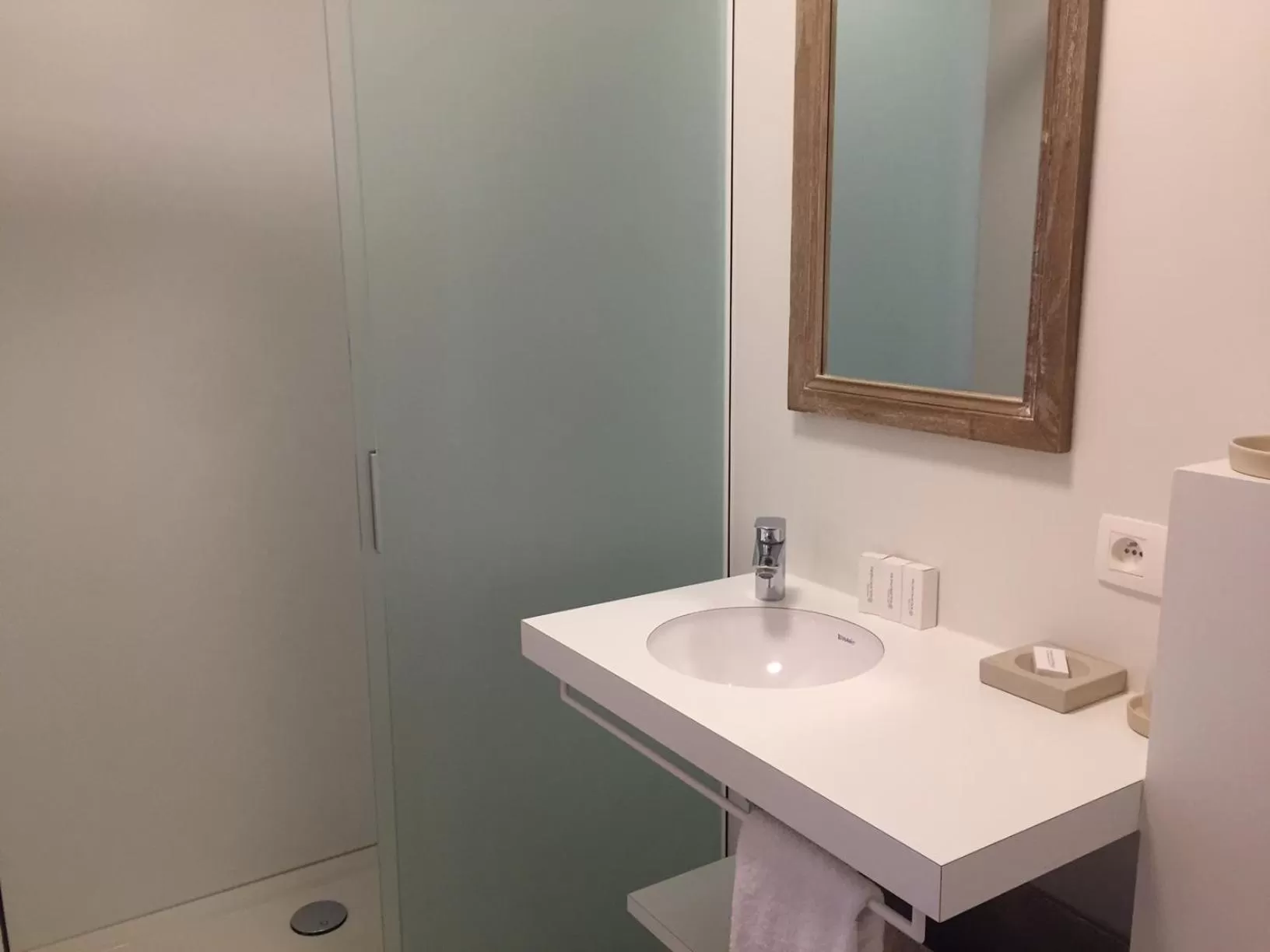 Shower in Hotel du Bassin