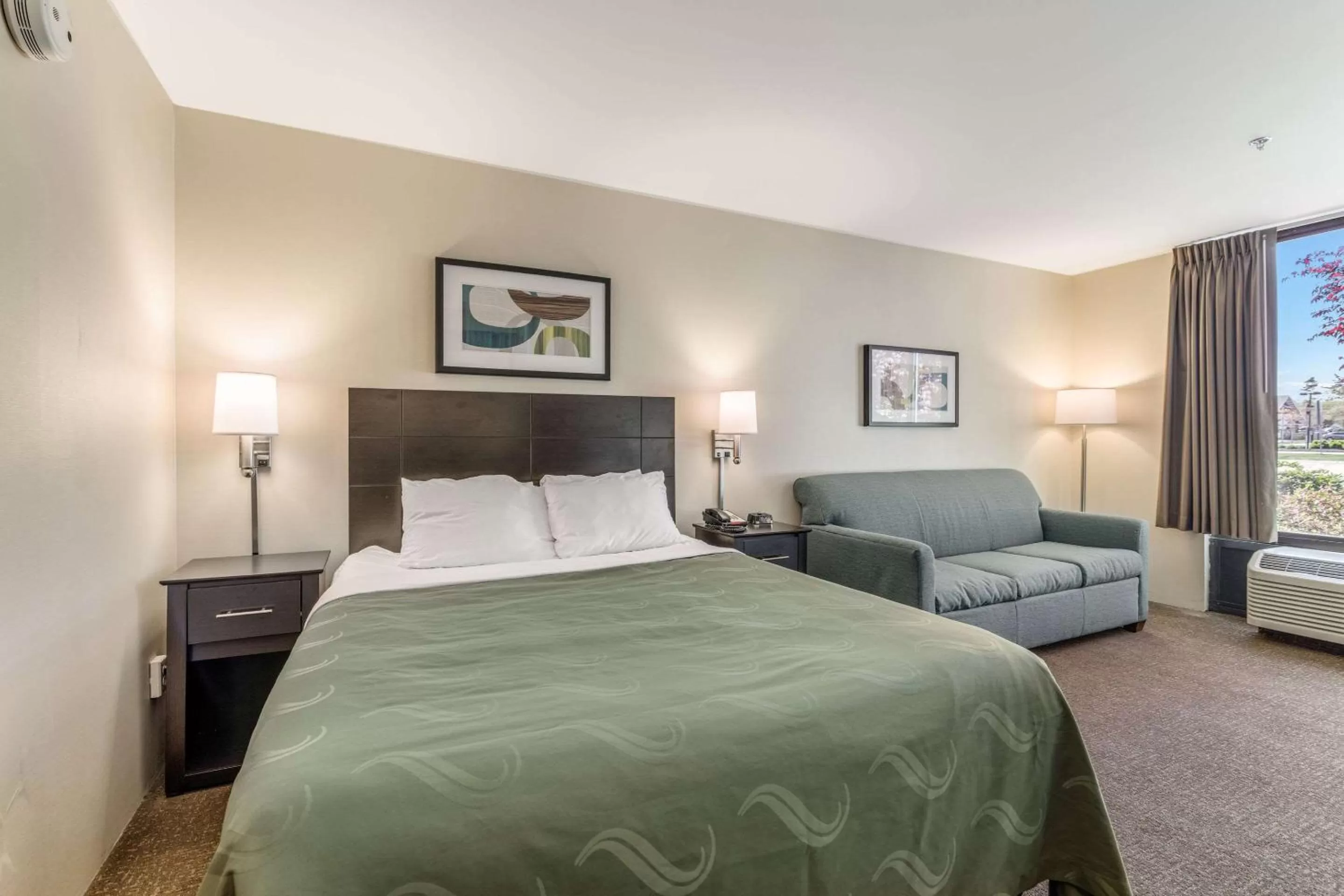 Queen Room in Quality Inn Portsmouth