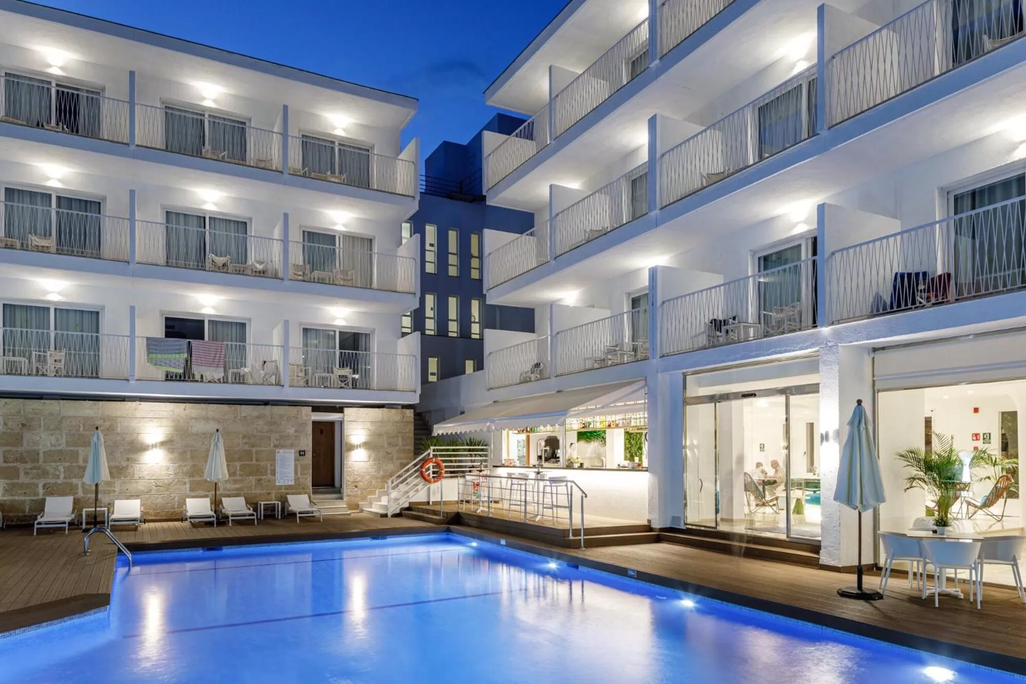 Swimming pool in Hotel Torá