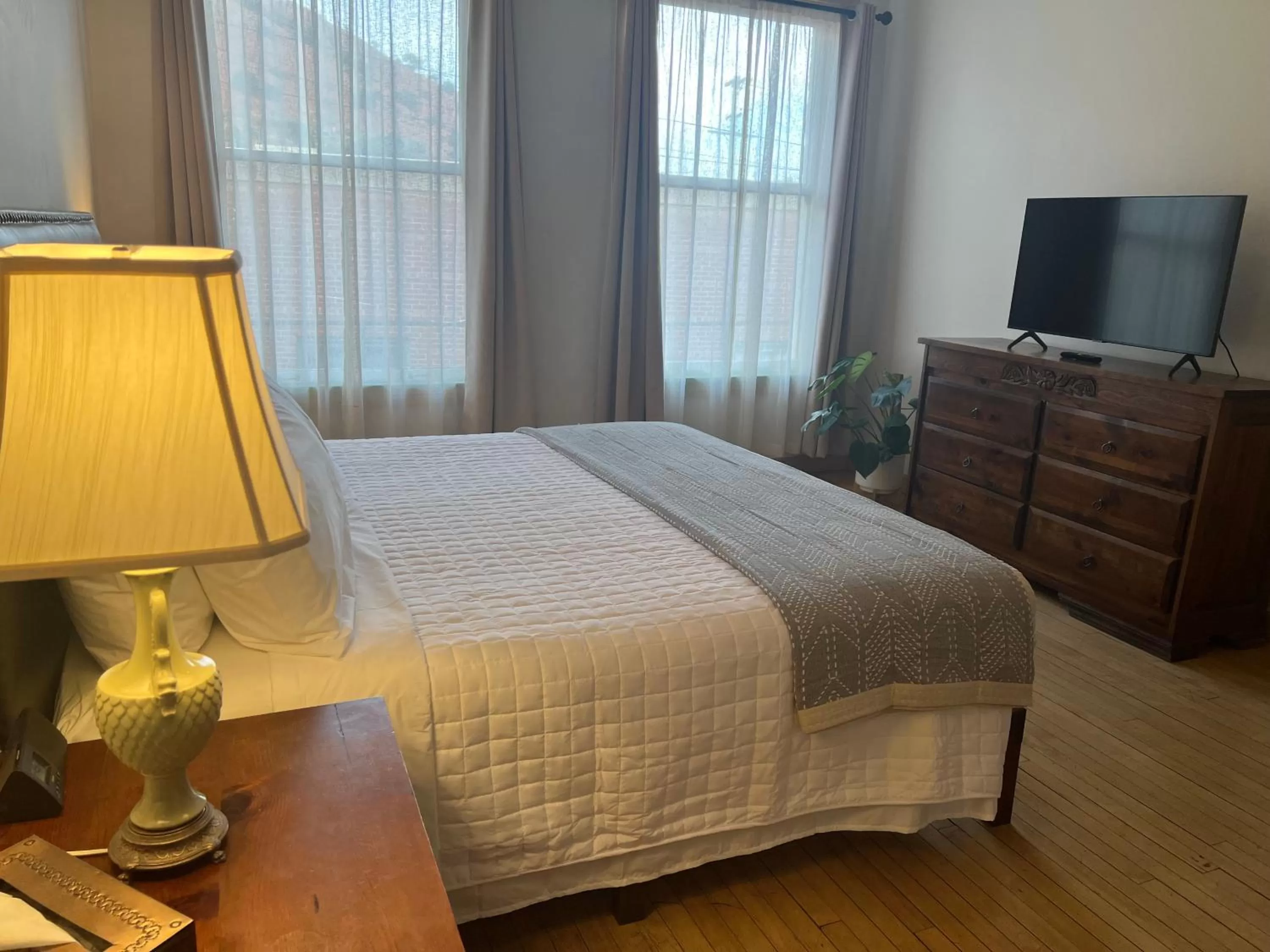 TV and multimedia, Bed in Canyon Rose Suites