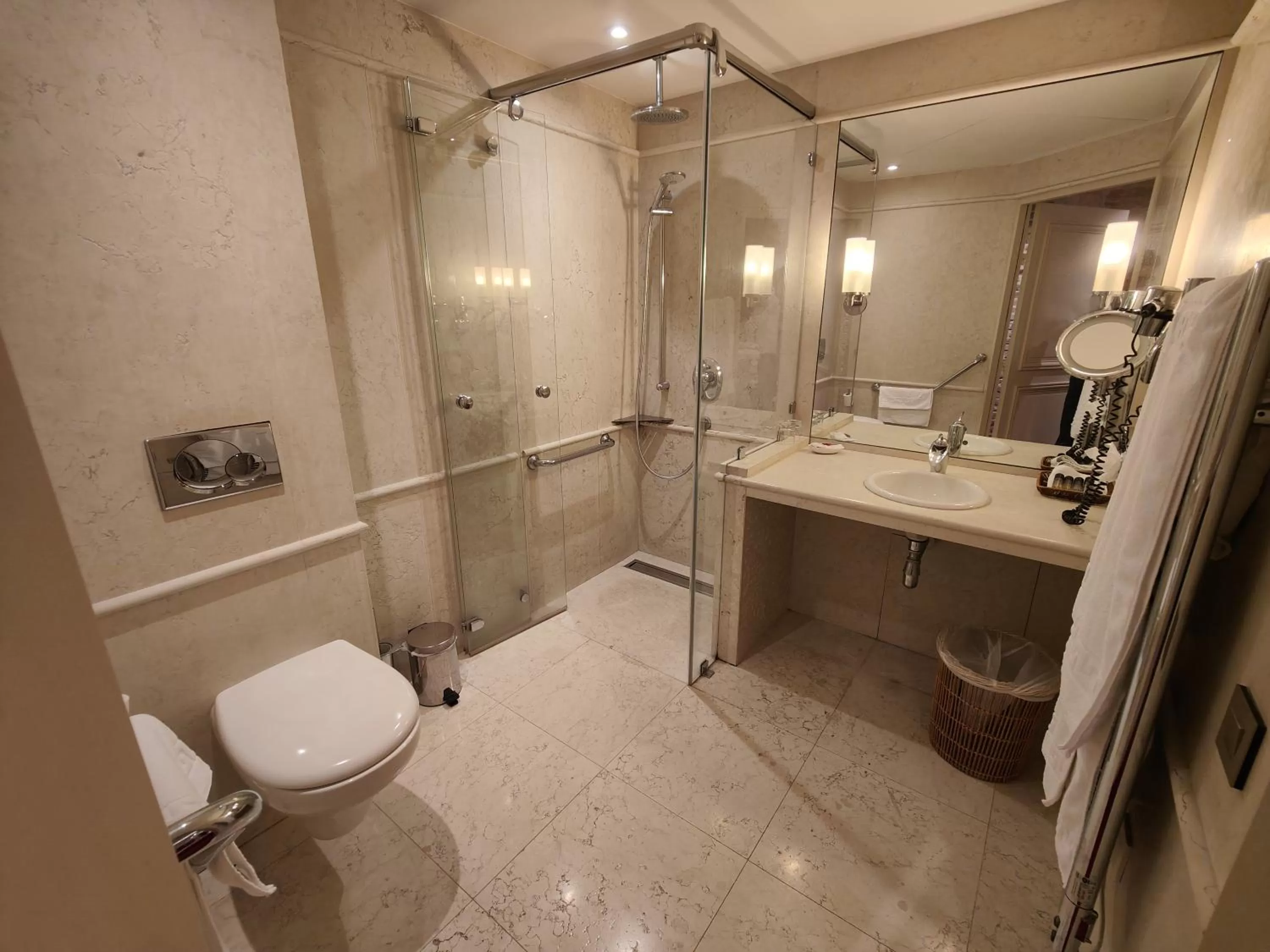 Bathroom in Le Relais Médicis