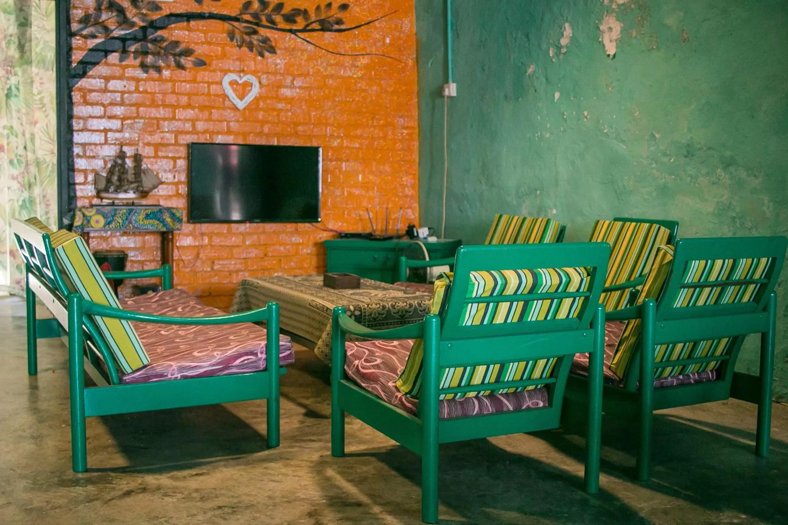 Communal lounge/ TV room in Voyage Guesthouse