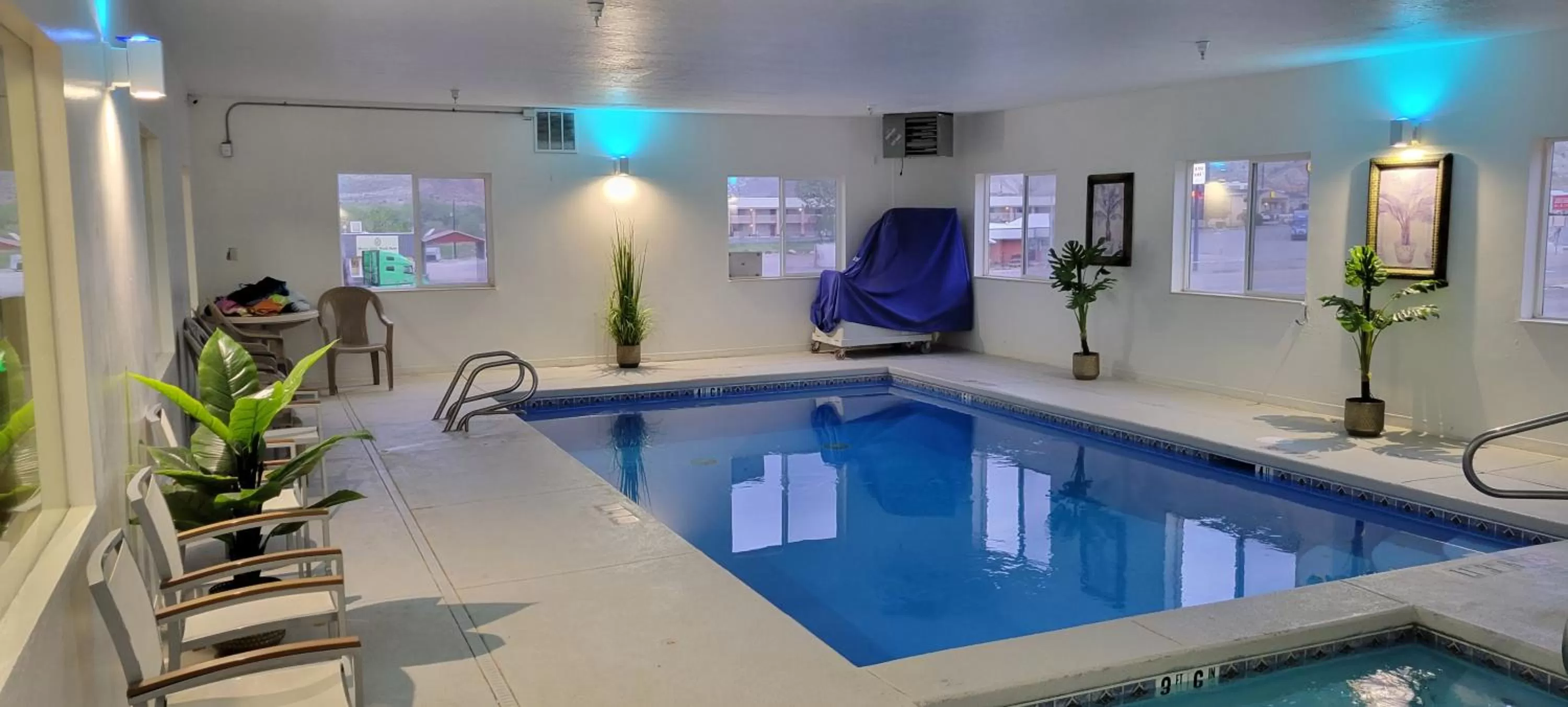 Swimming pool in Quality Inn & Suites Salina National Forest Area