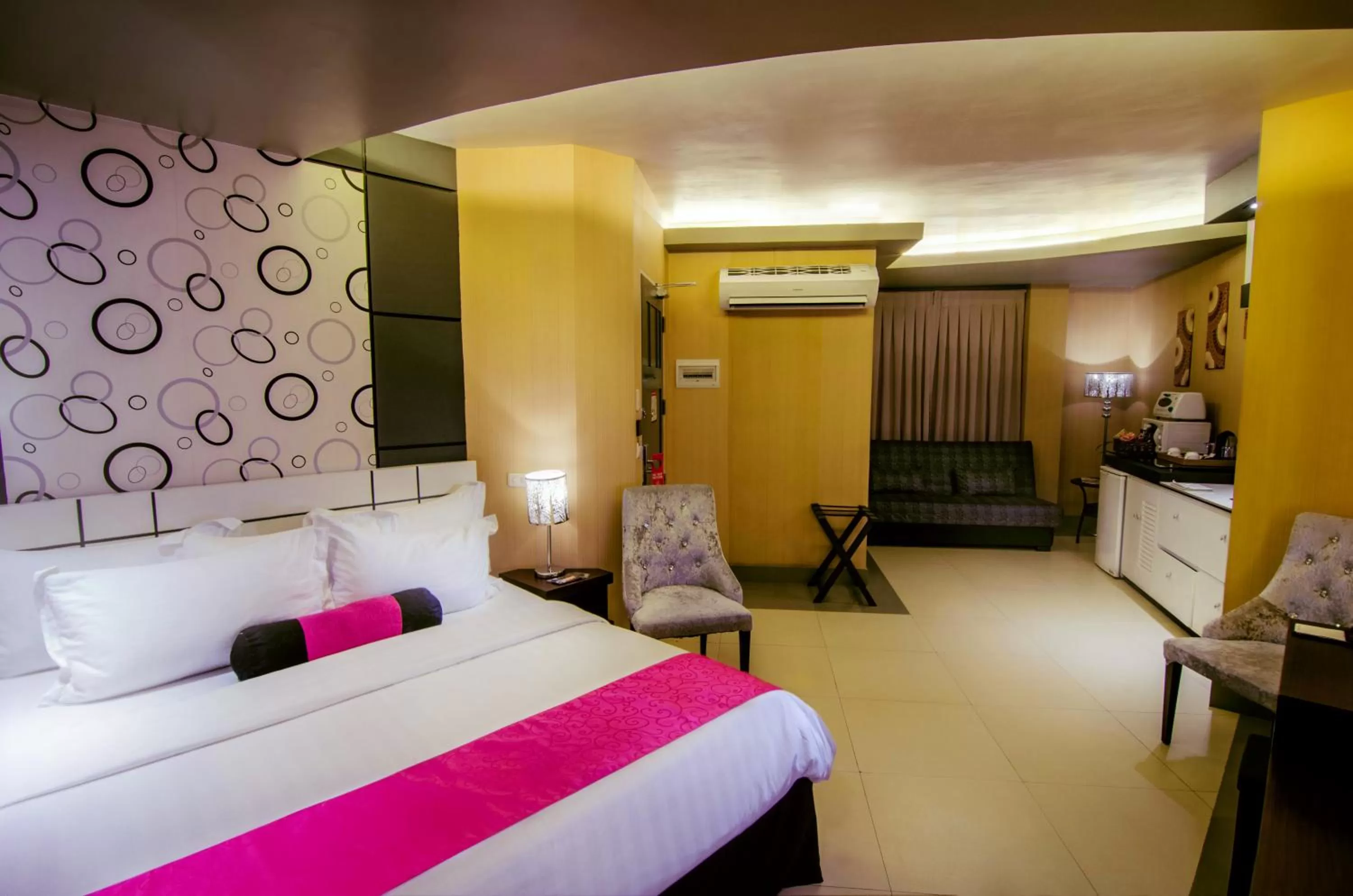 Photo of the whole room, Bed in Eloisa Royal Suites