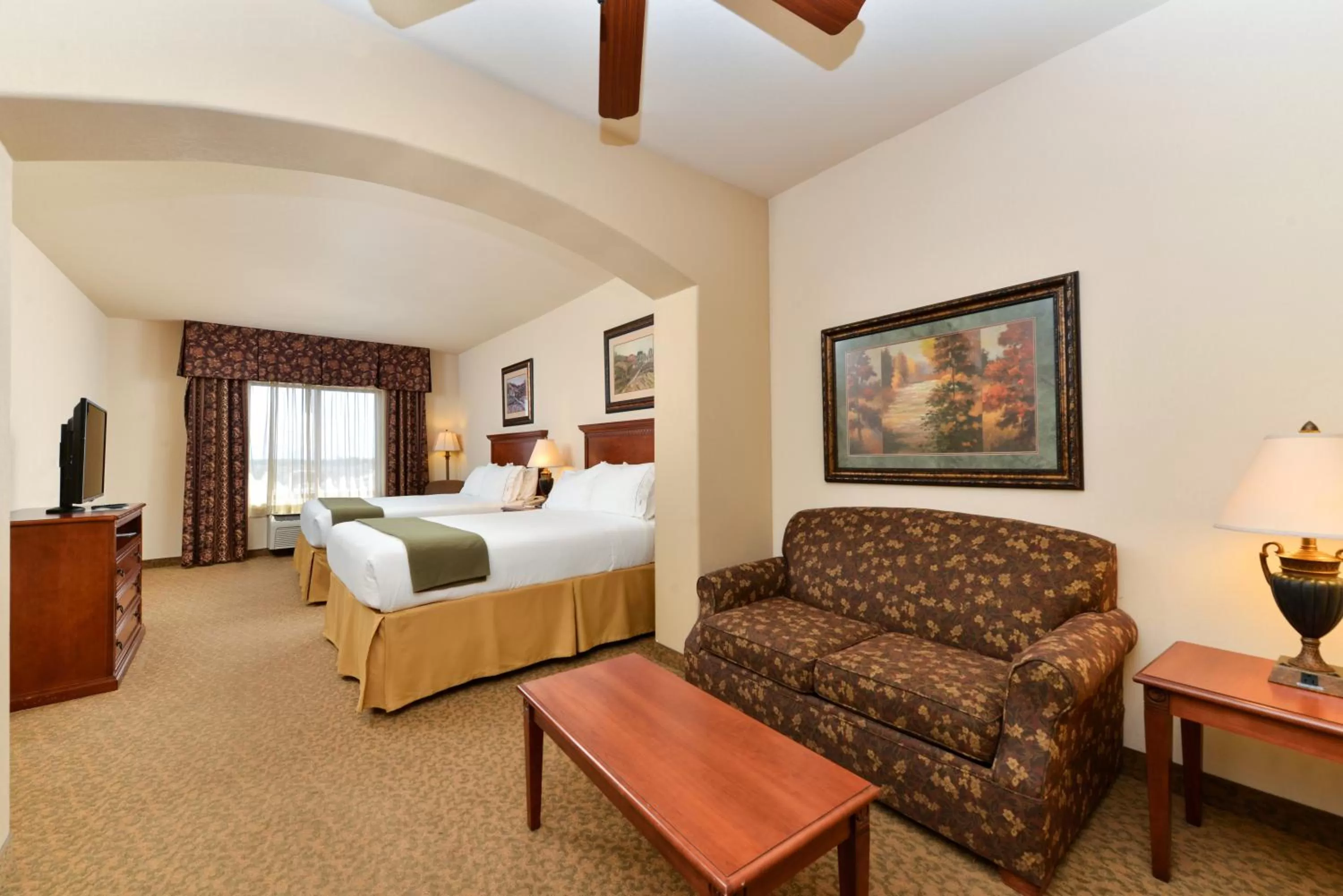 Photo of the whole room, Bed in Holiday Inn Express Hotel & Suites Las Cruces by IHG