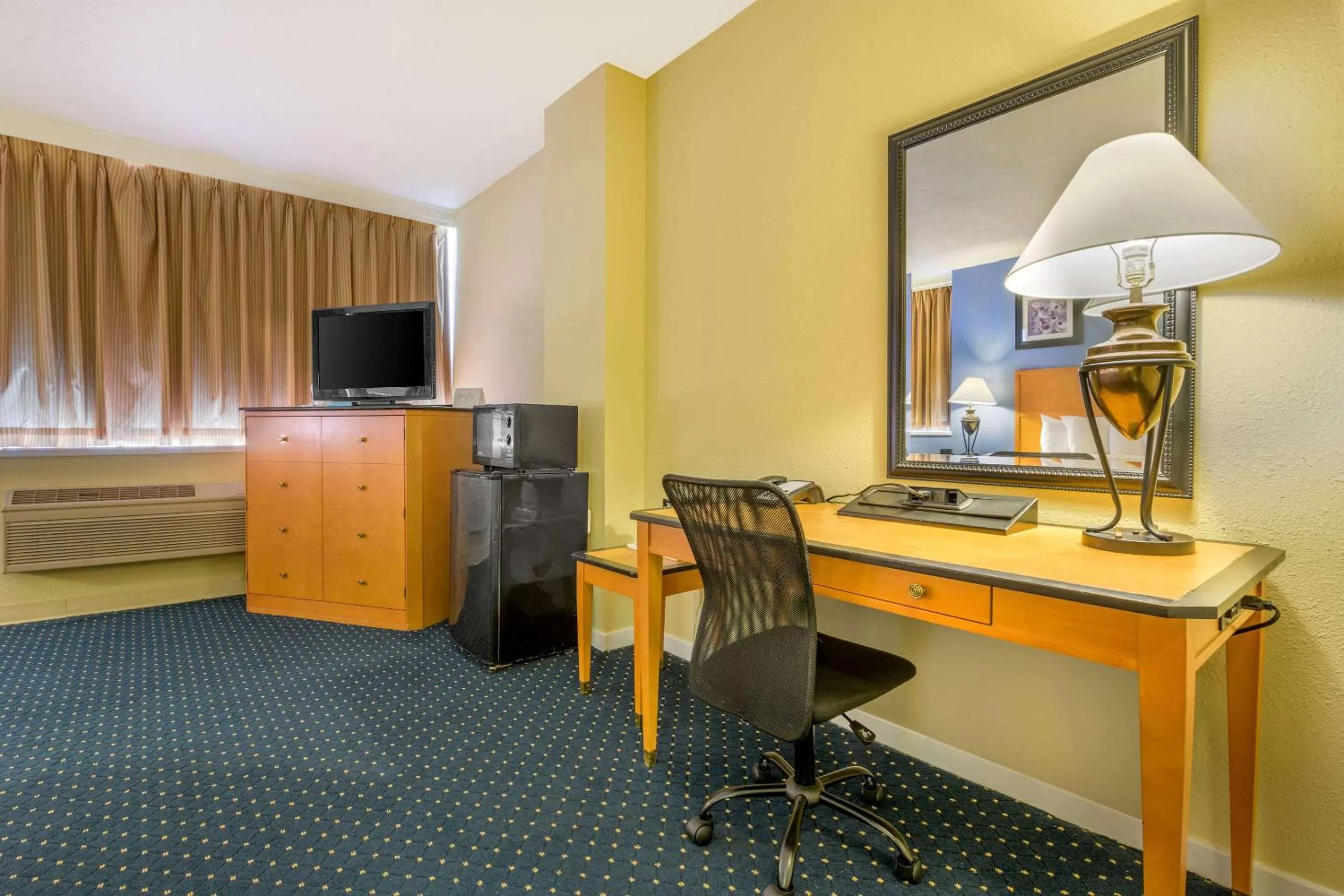 Photo of the whole room, TV/Entertainment Center in Days Inn & Suites by Wyndham Lebanon PA