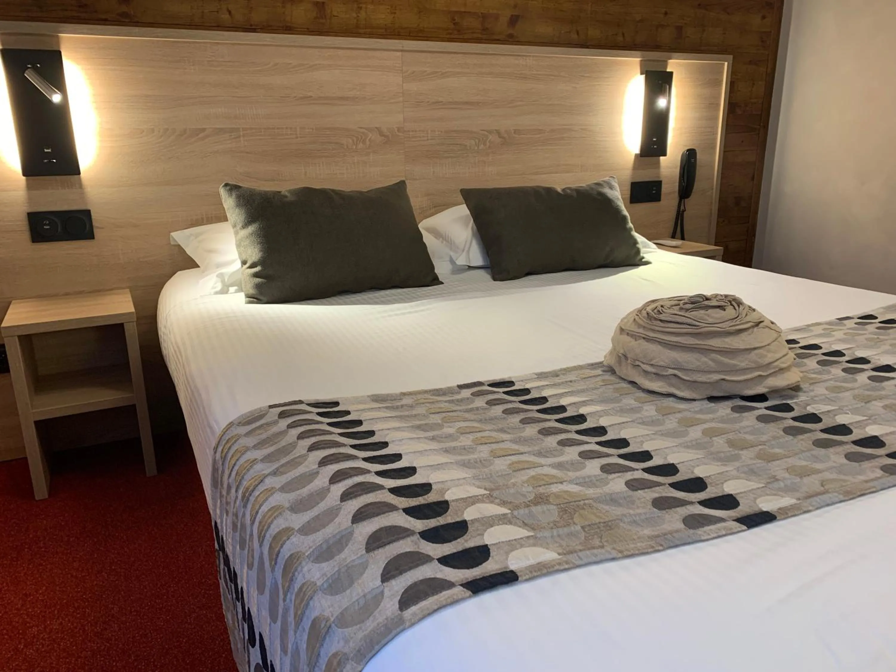 Bed in Logis Hotel Le Lac