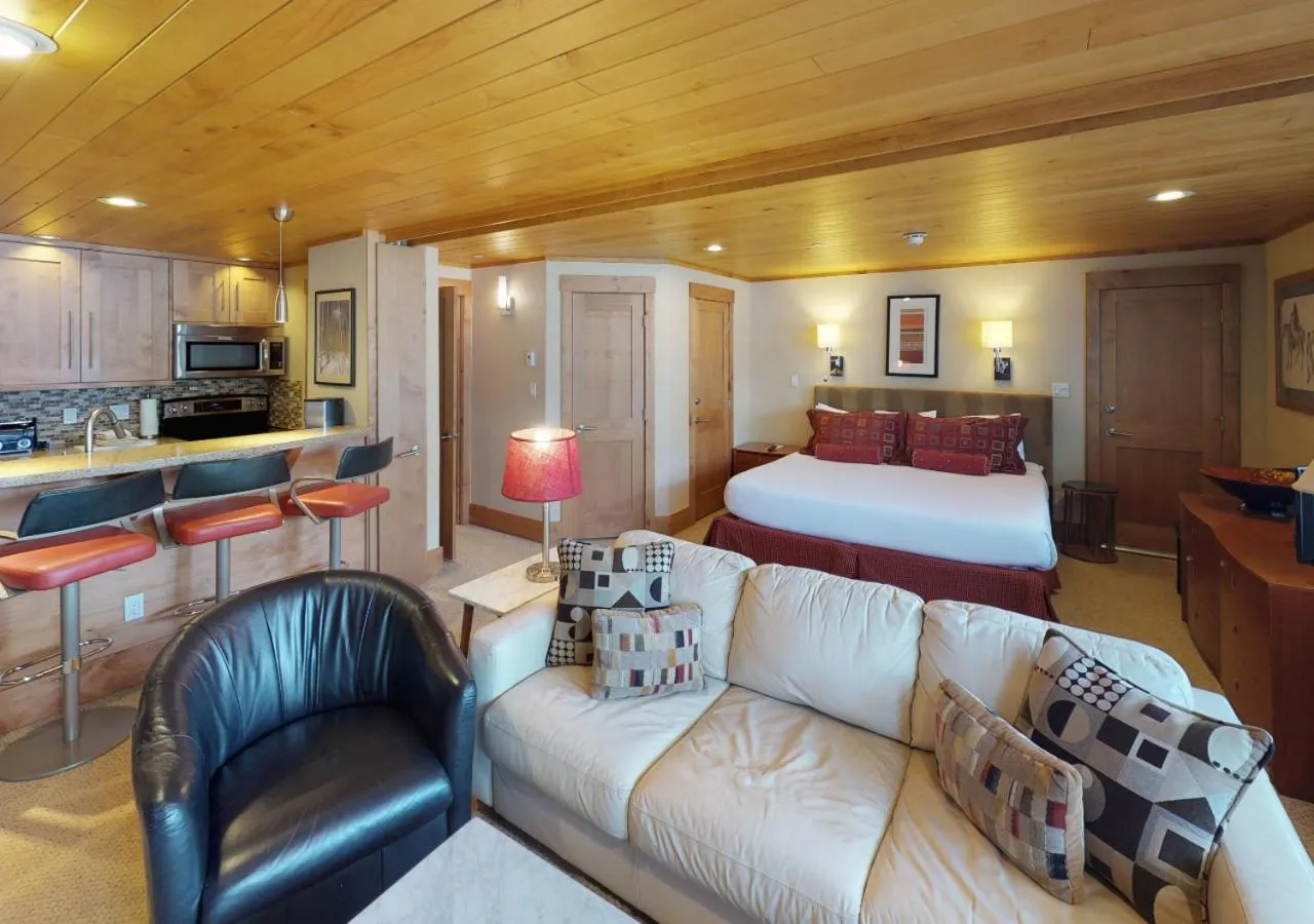 Photo of the whole room in Manor Vail Lodge