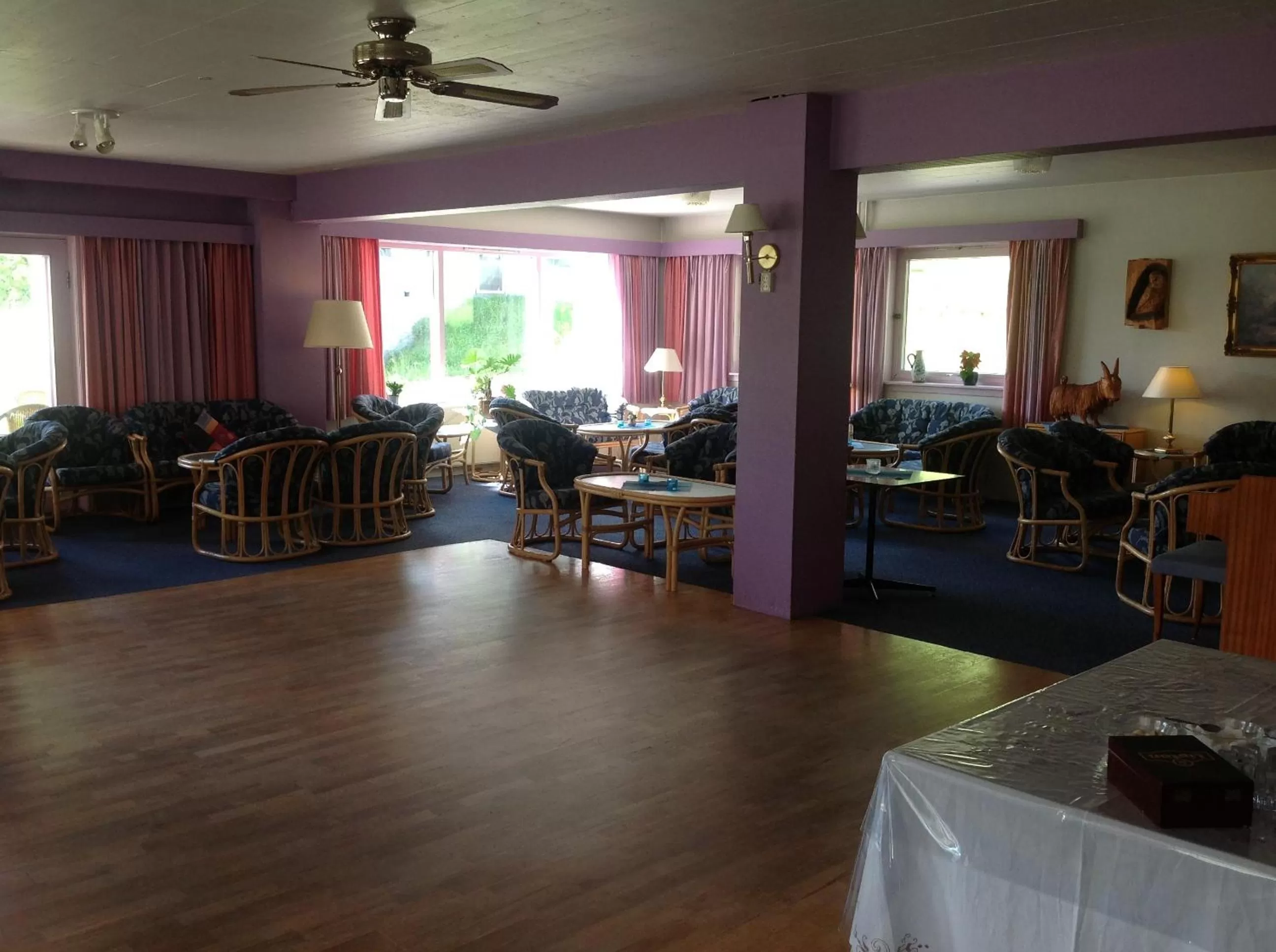 Communal lounge/ TV room in Smedsgården Hotel