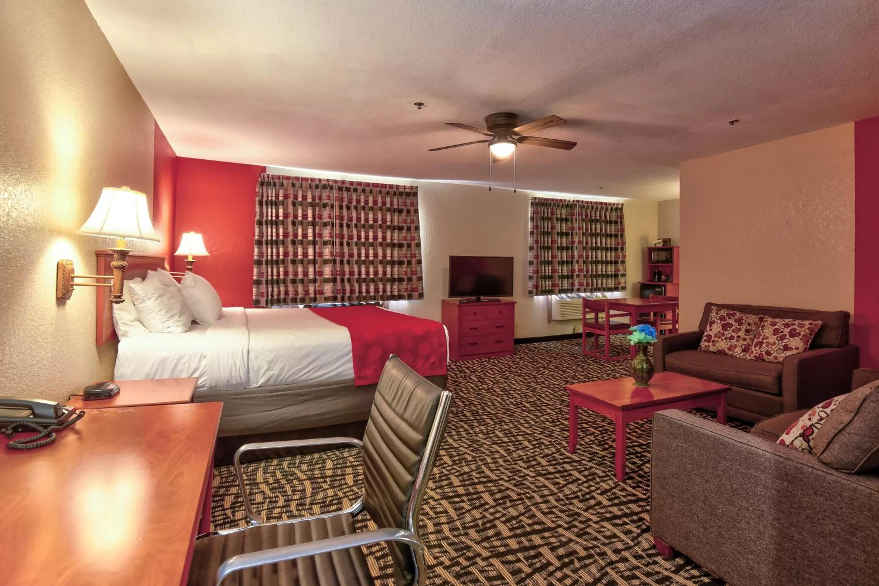 Coffee/tea facilities, Bed in Ramada by Wyndham Oklahoma City Airport North