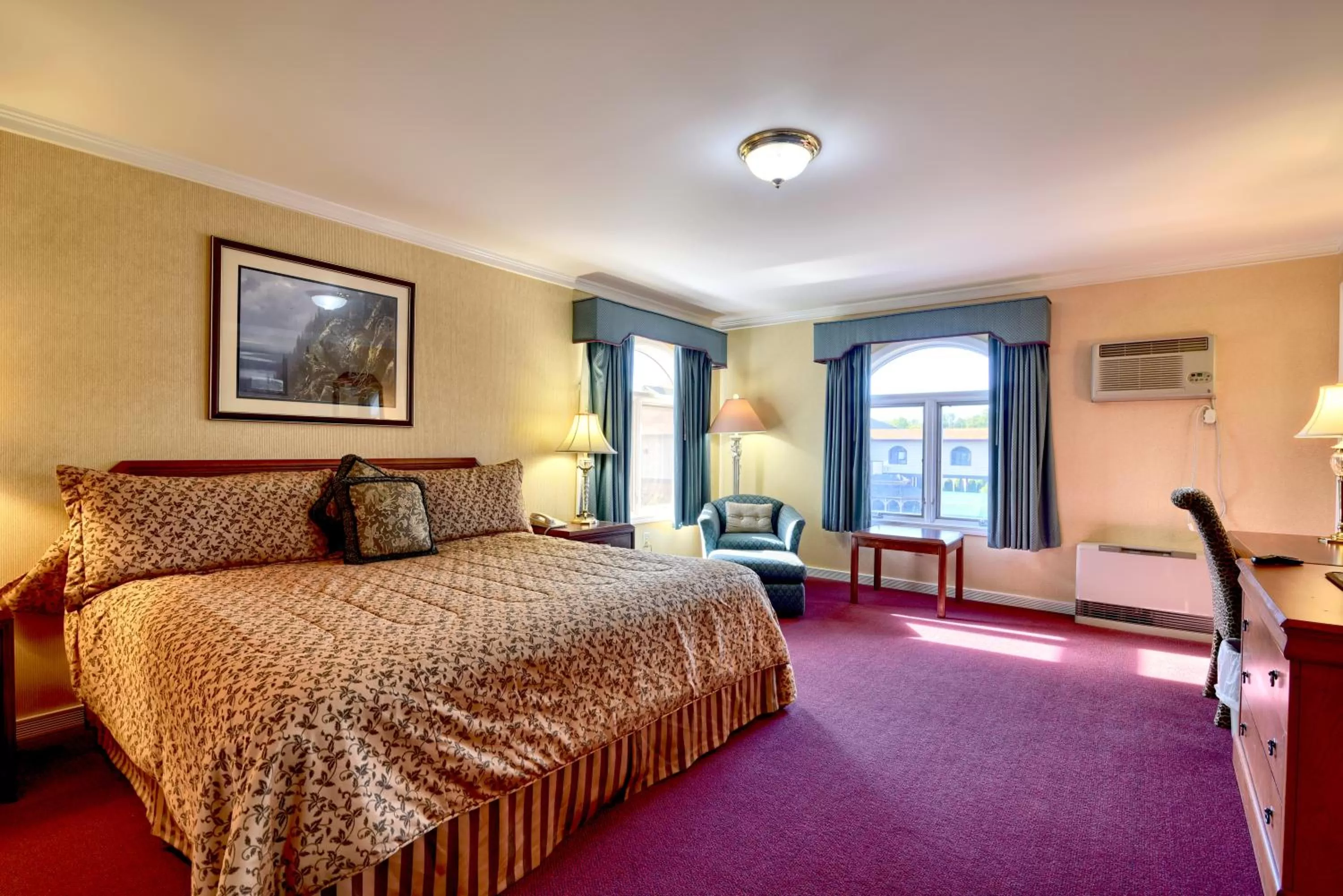 Bed in Roosevelt Inn & Suites Saratoga Springs