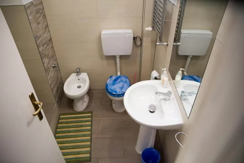 Shower in Bed & Breakfast Delle Rose