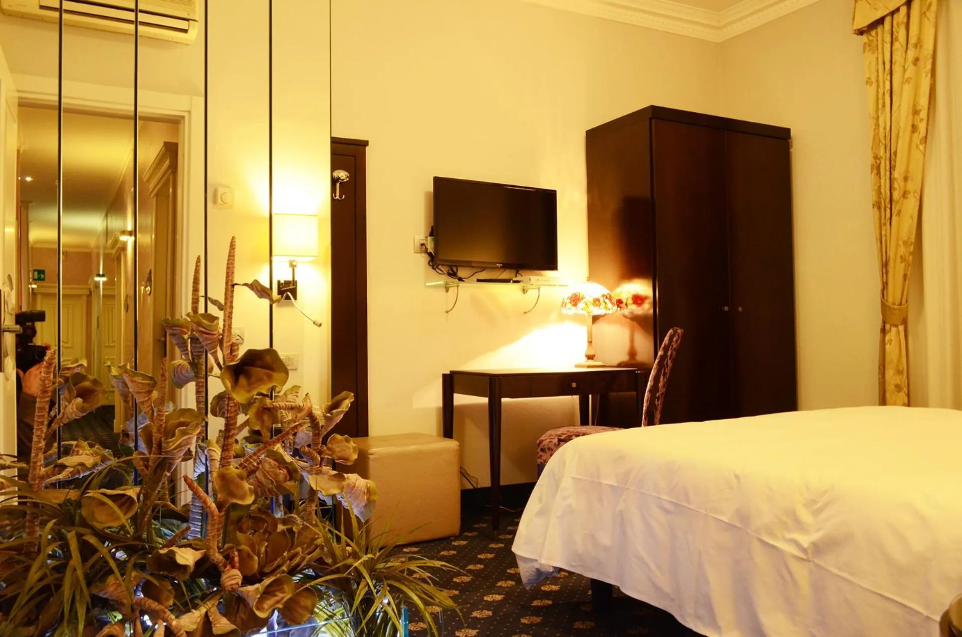 Decorative detail, Bed in Sangallo Hotel