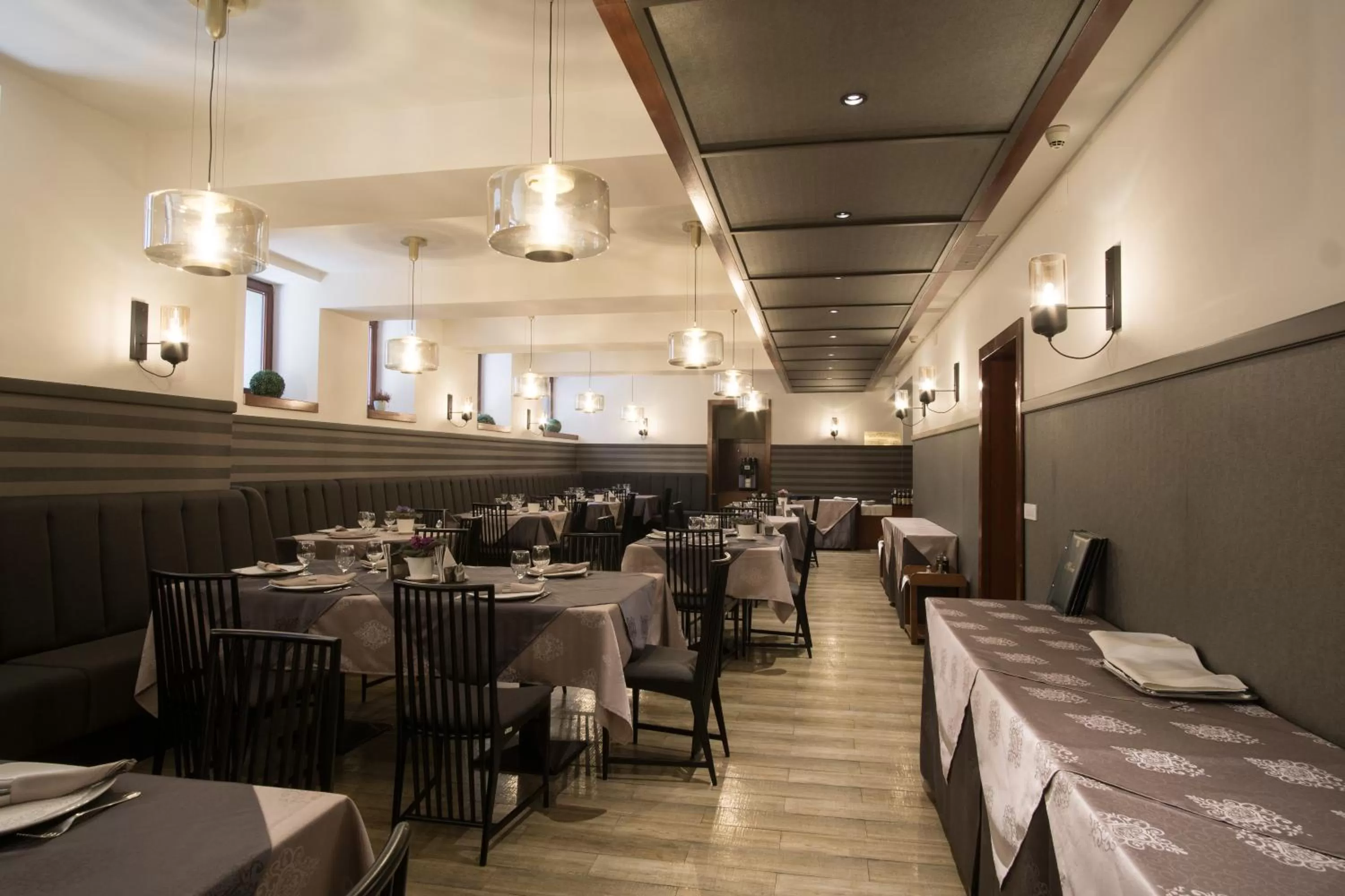 Restaurant/places to eat in Savoy Hotel