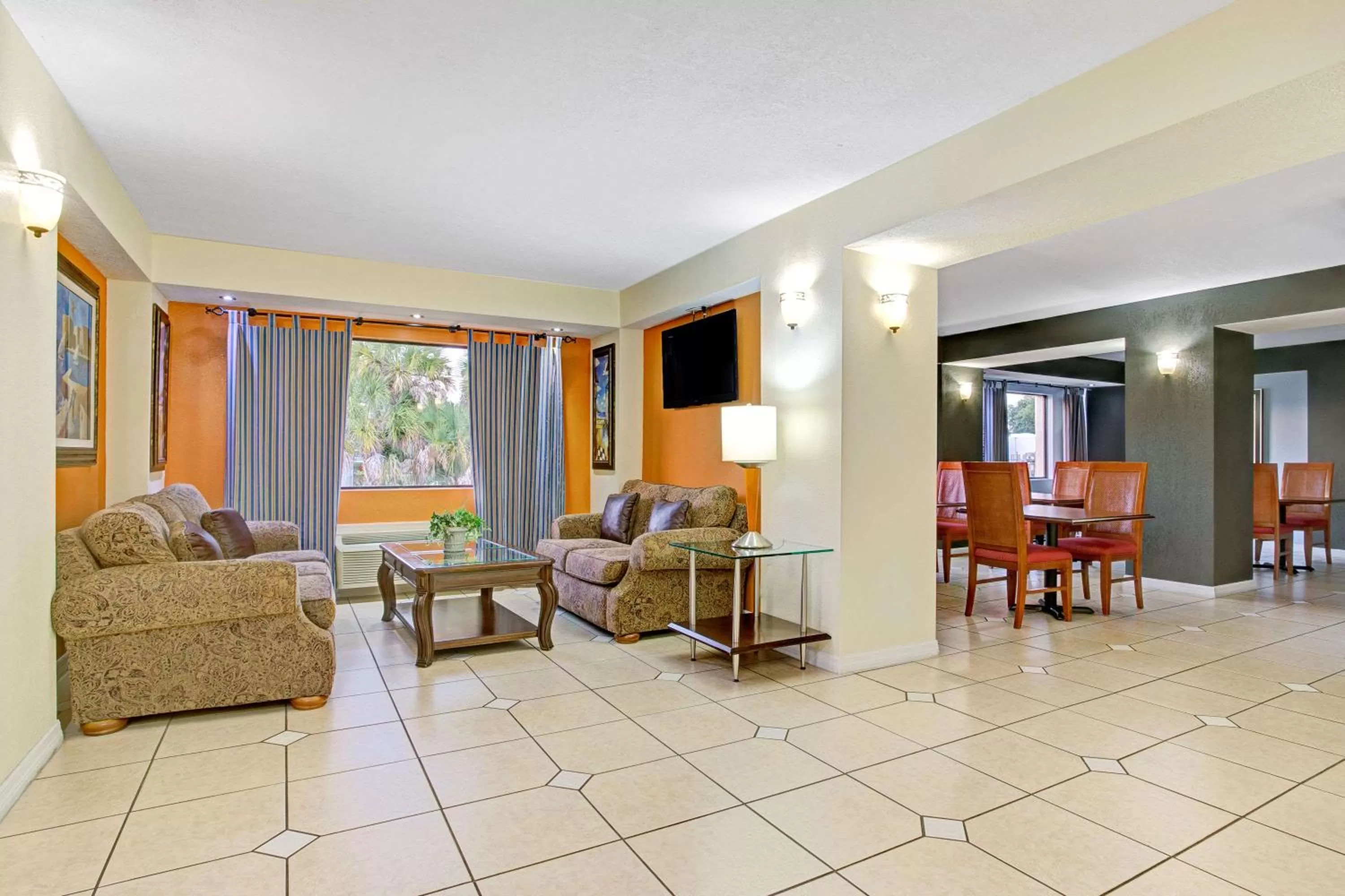 Lobby or reception in Days Inn & Suites by Wyndham Tampa - Ybor City