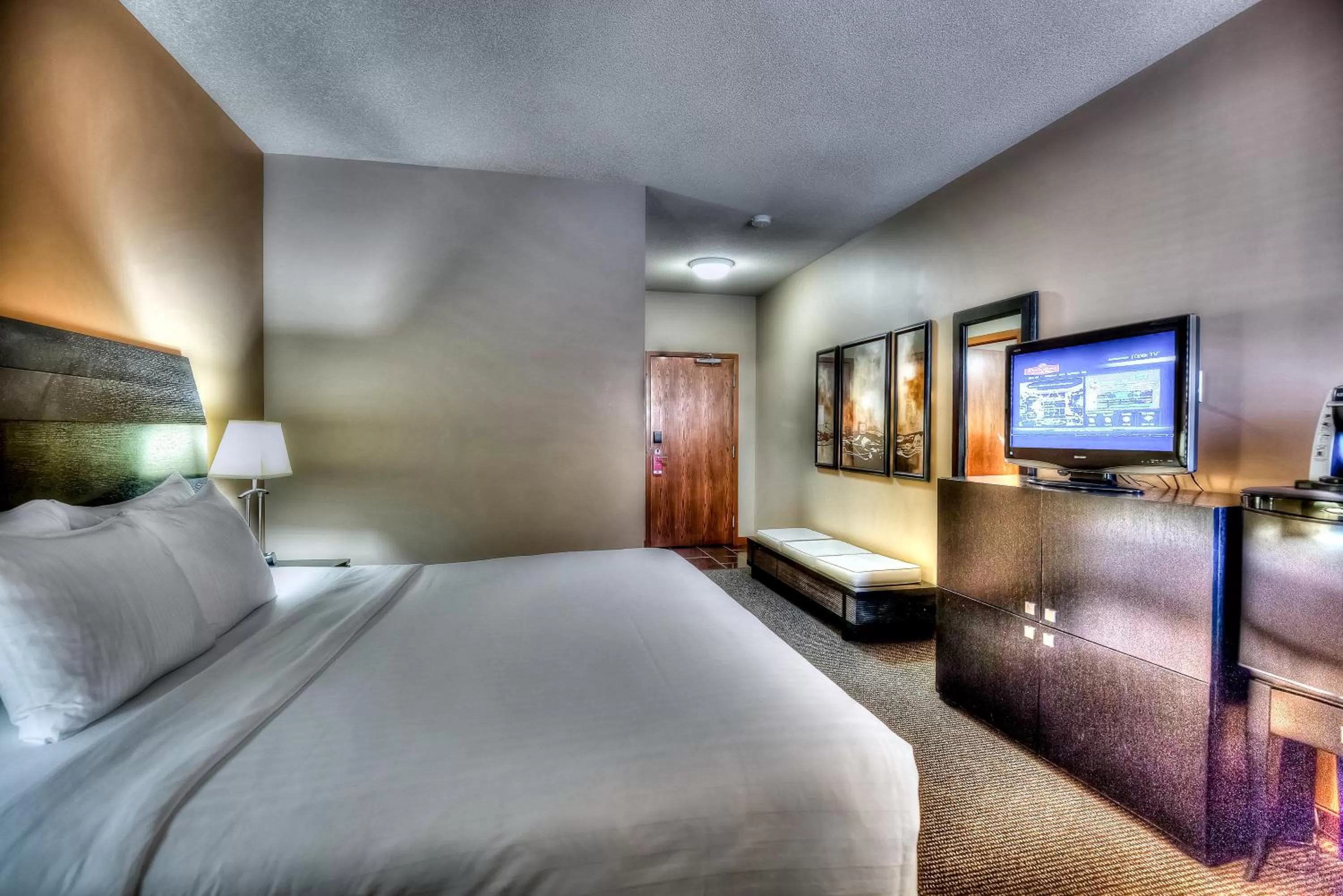 Bed in Podollan Inn & Spa - Grande Prairie