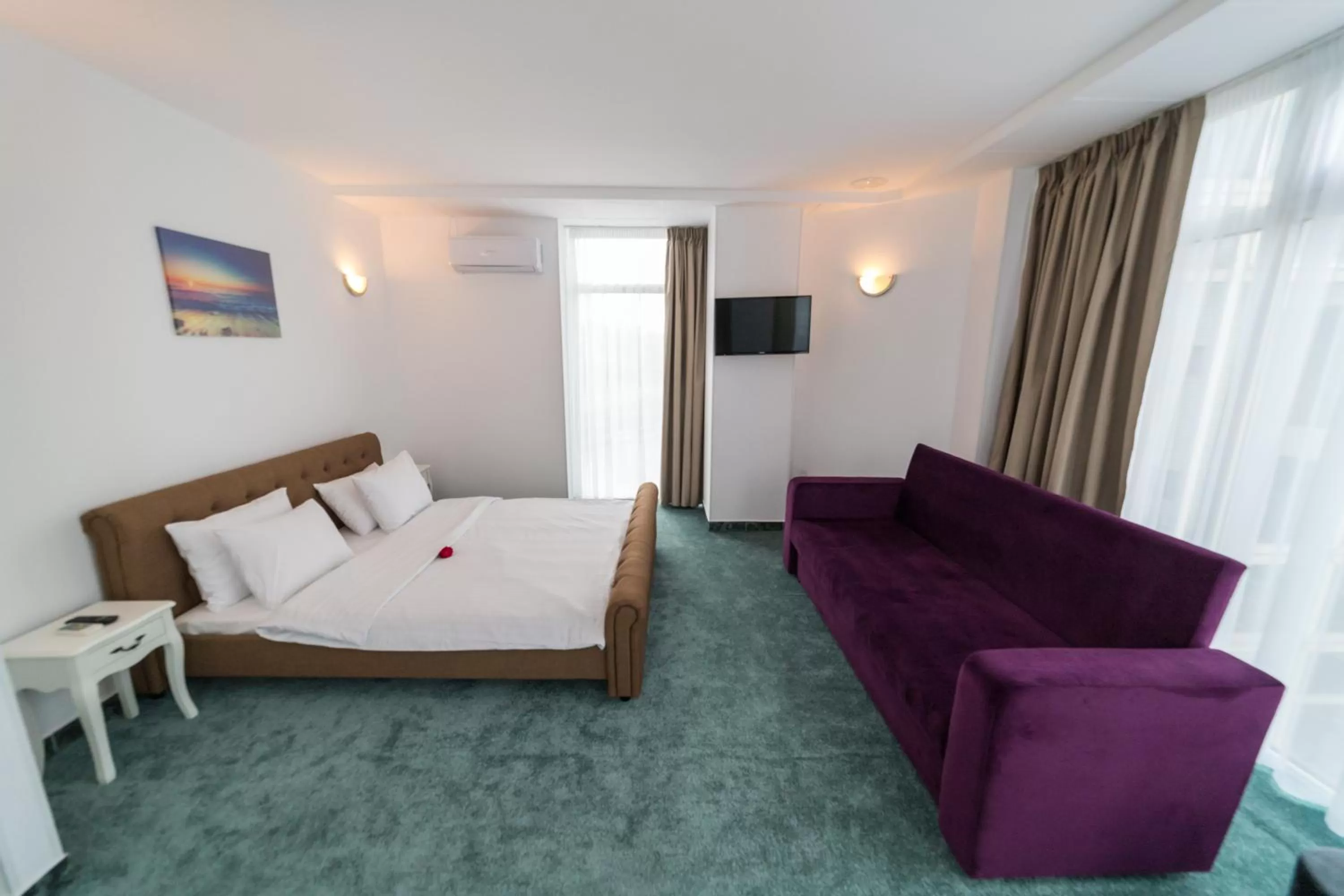 Bed, Seating Area in Avenue Palm Eforie - Avenue Hotels