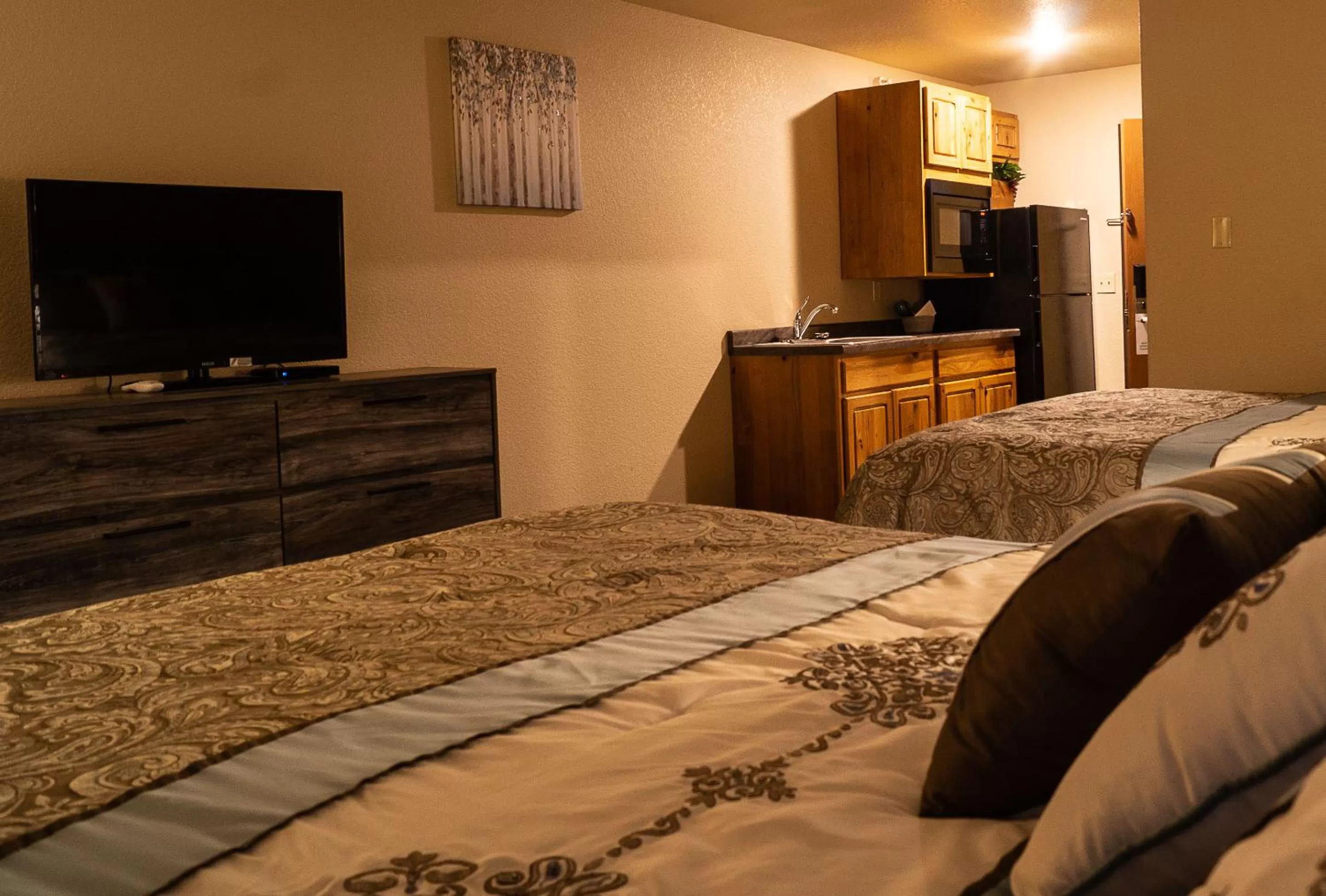 Photo of the whole room, TV/Entertainment Center in Newcastle Lodge & Convention Center