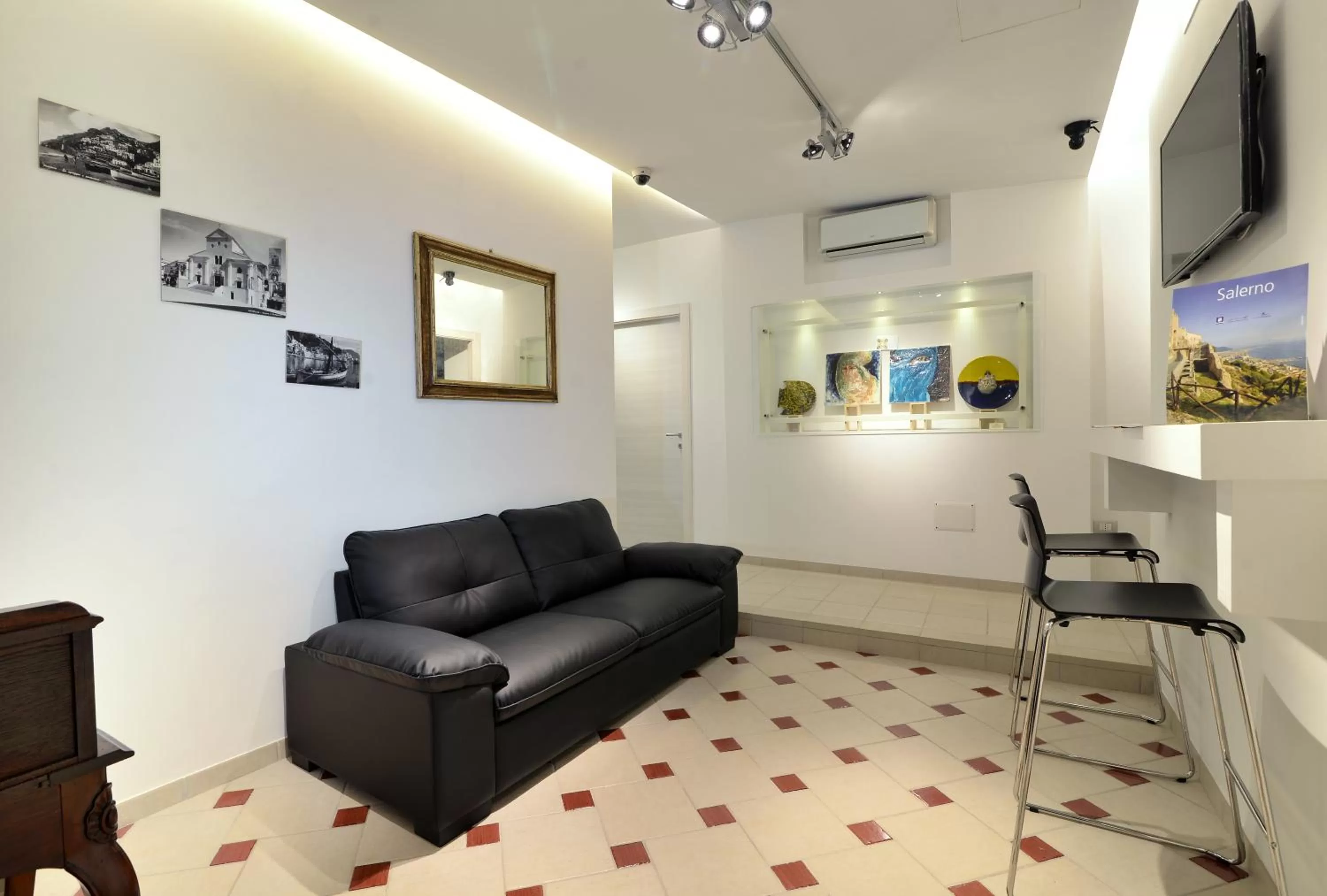 Communal lounge/ TV room in Santi e Saraceni Rooms