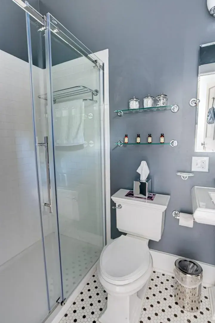 Deluxe King Suite in Historic Birch Lodge and Motel Deluxe King Suite in Historic Birch Lodge and Motel