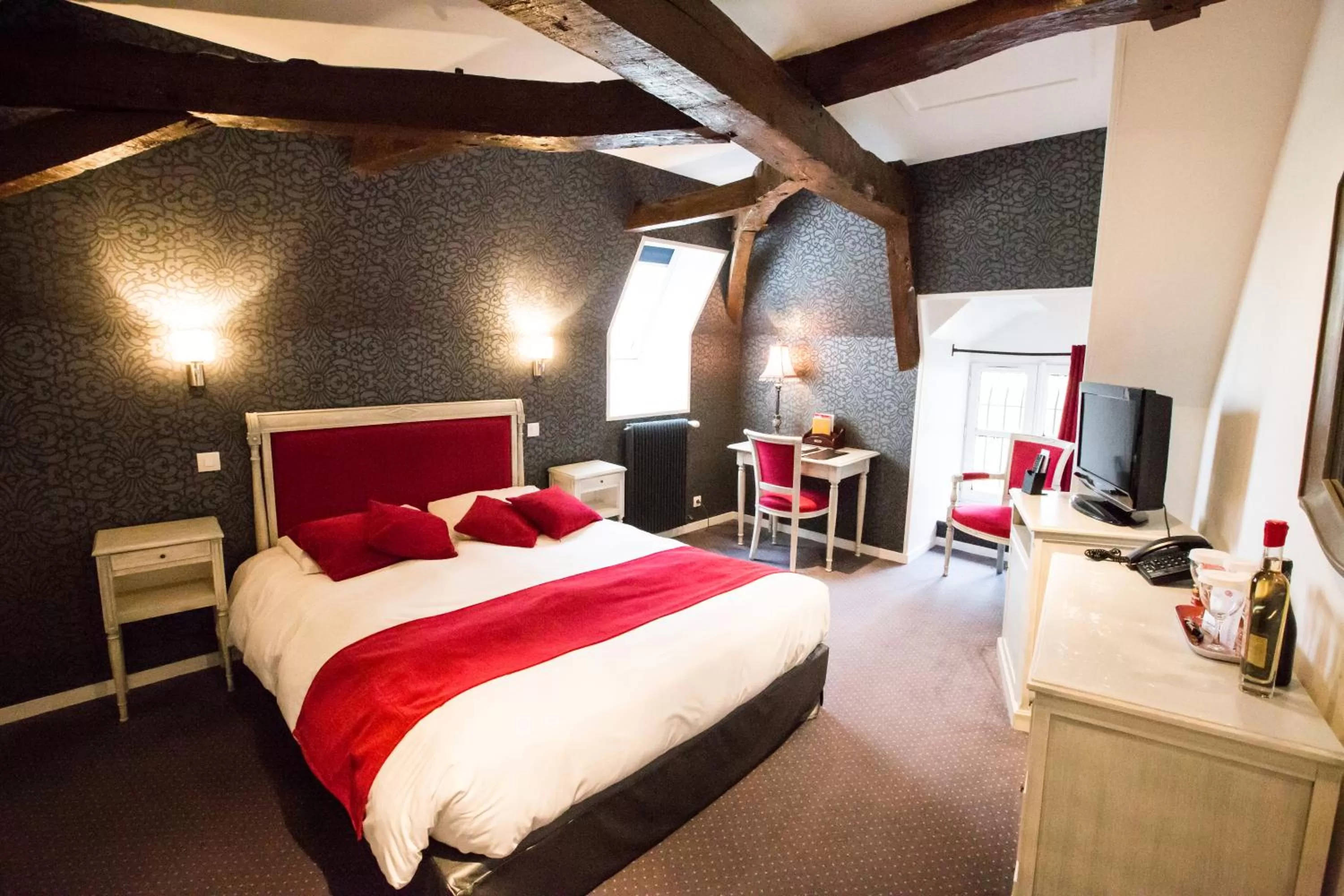 Photo of the whole room, Bed in Château de Bellefontaine - Teritoria