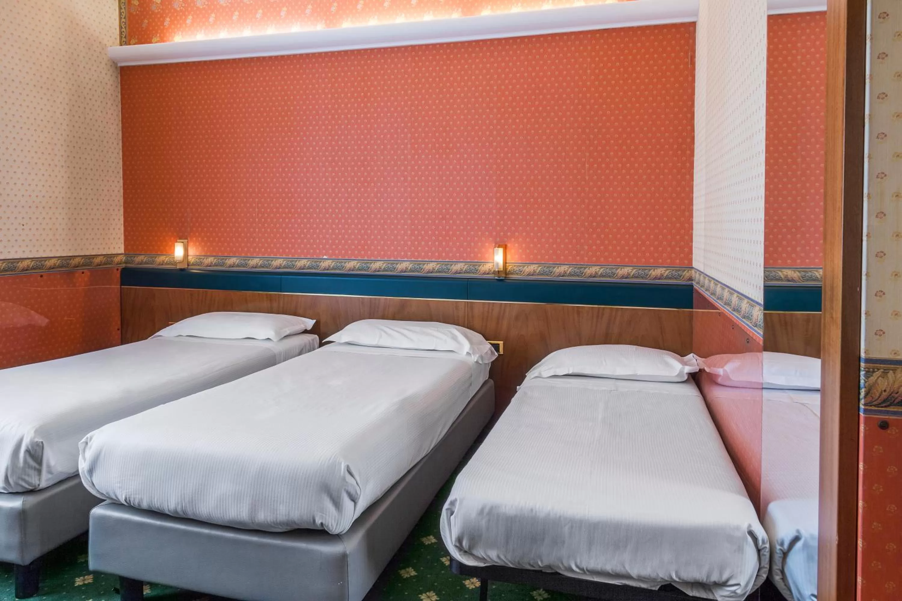 Photo of the whole room, Bed in Hotel Des Etrangers