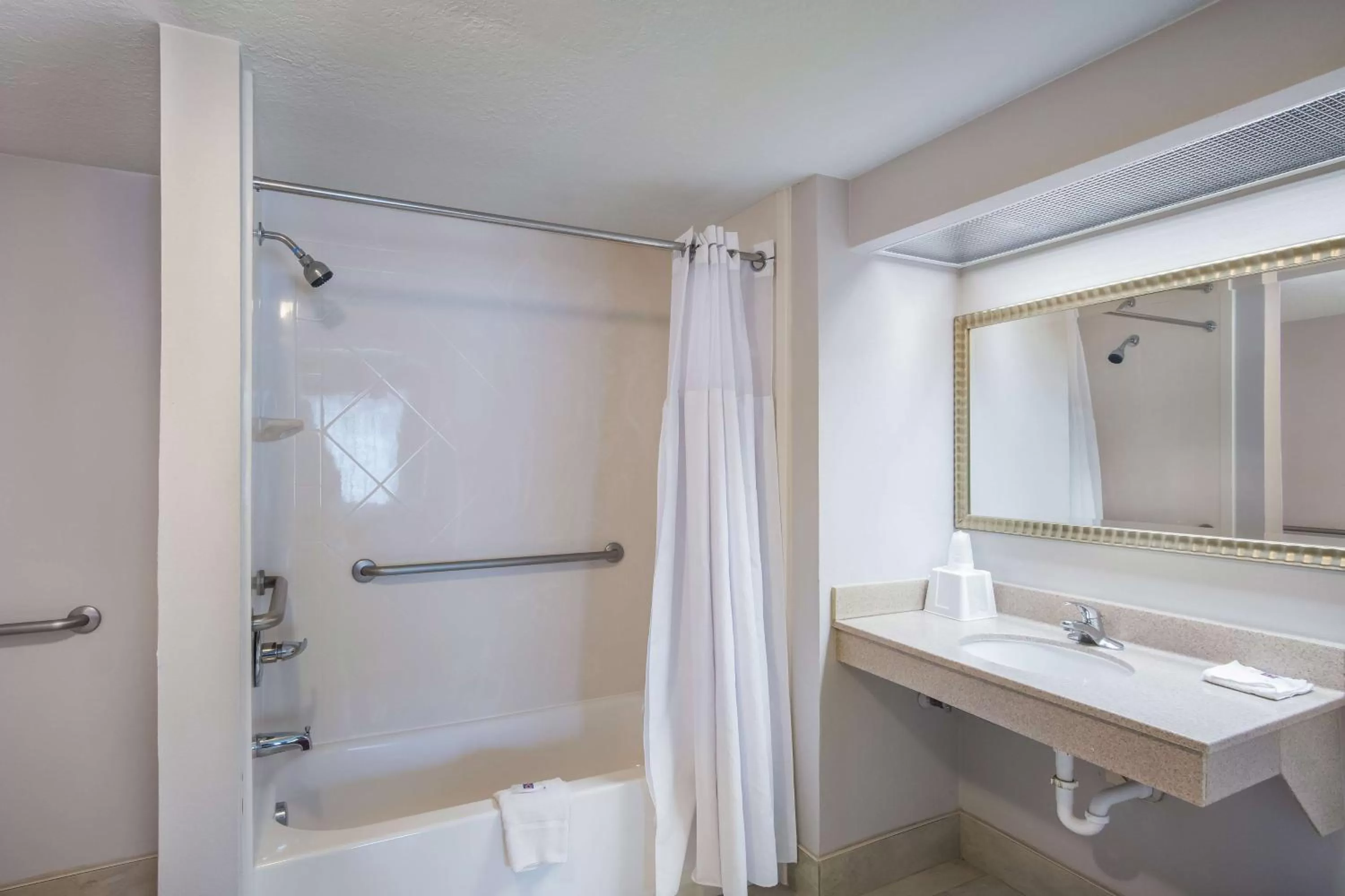 Bathroom in Motel 6-London, KY