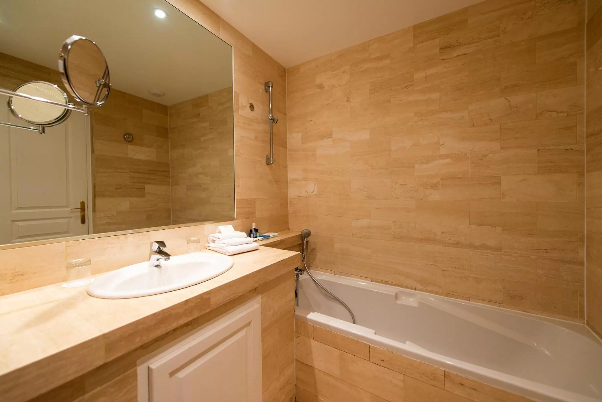 Bathroom in Hôtel West End Promenade