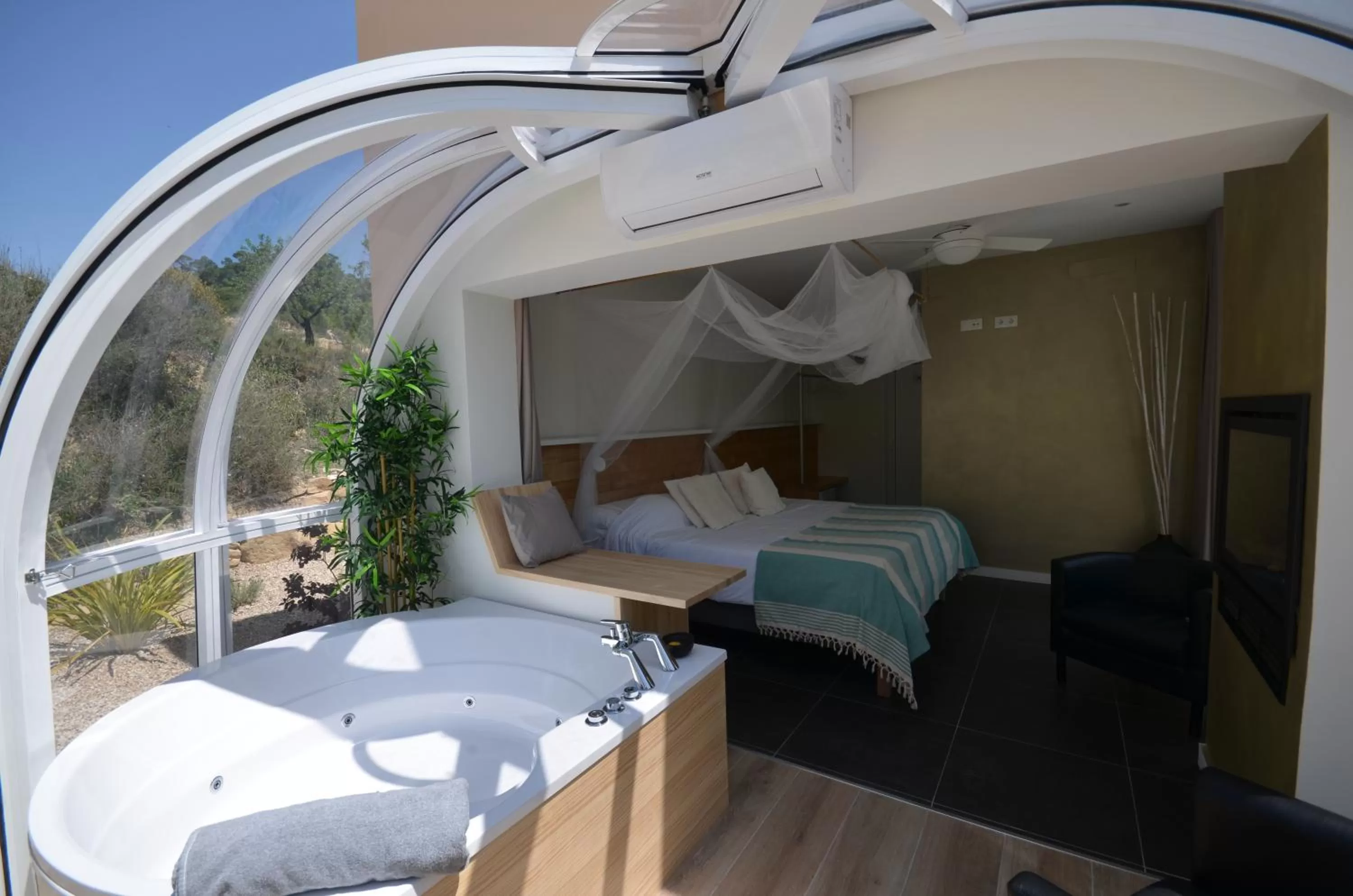 Hot Tub, Bed in El Pao Spa