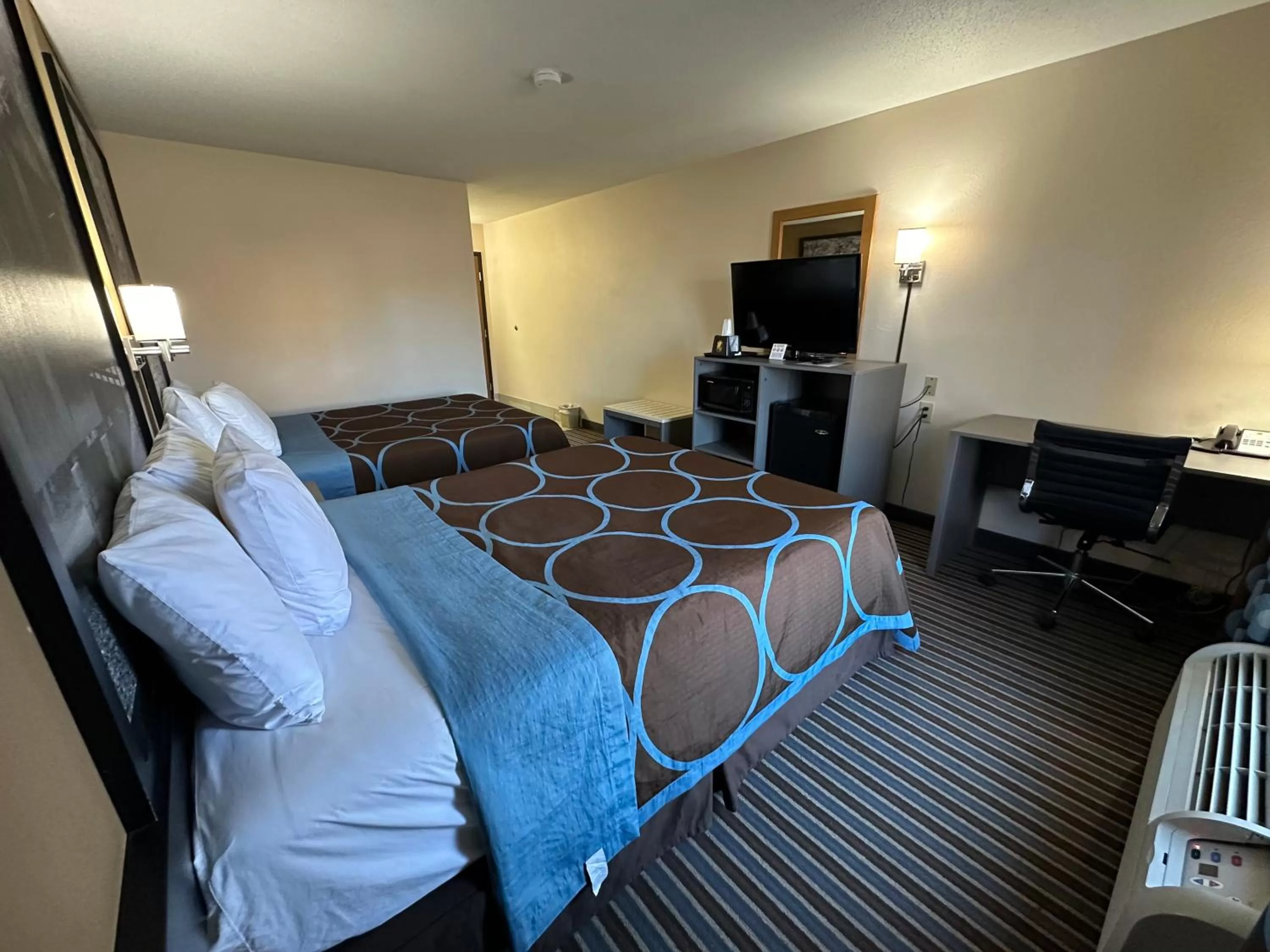 TV and multimedia, Bed in Super 8 by Wyndham Columbia Clark Lane