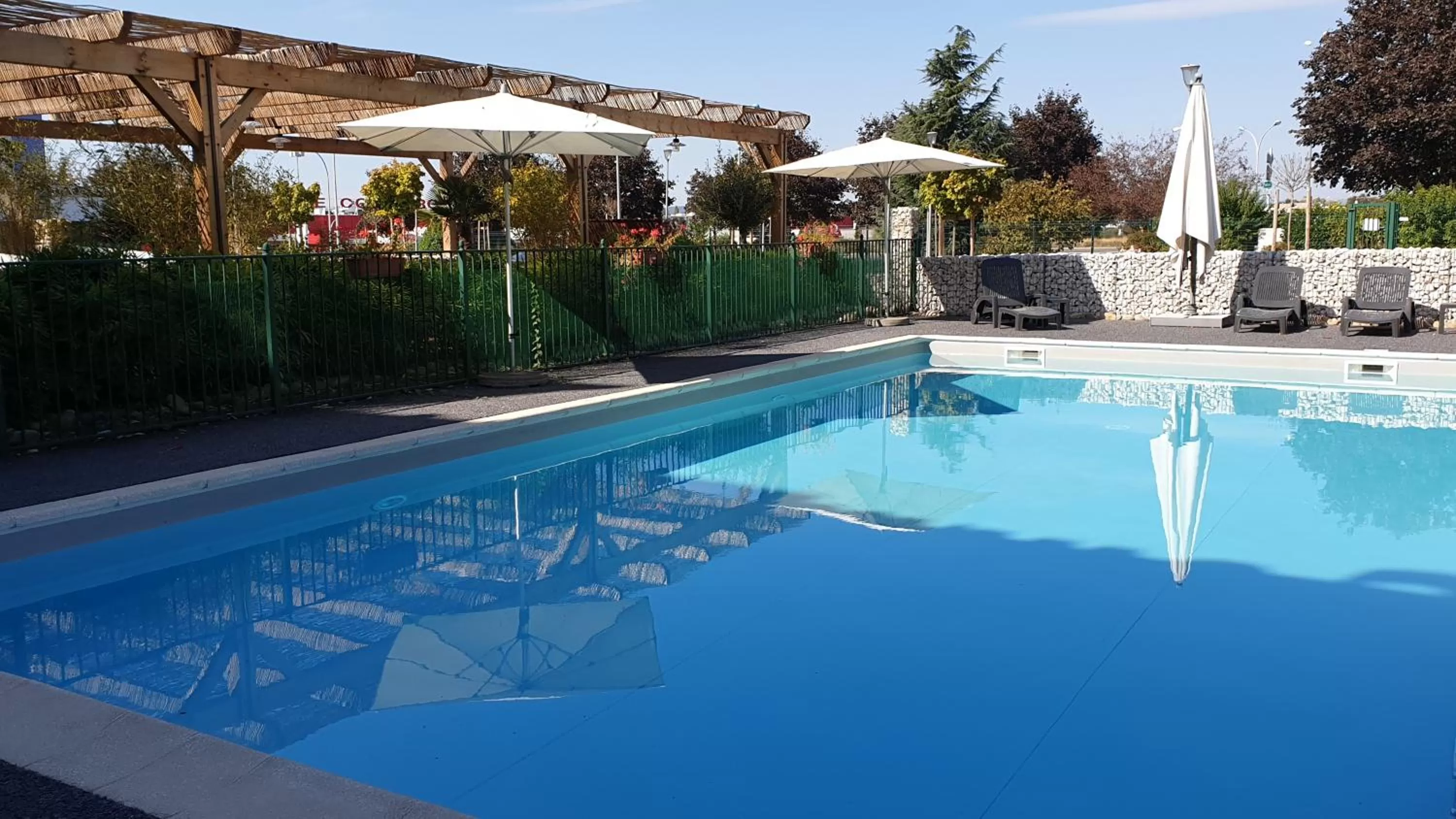 Swimming pool in ibis Europe Chalon Sur Saone