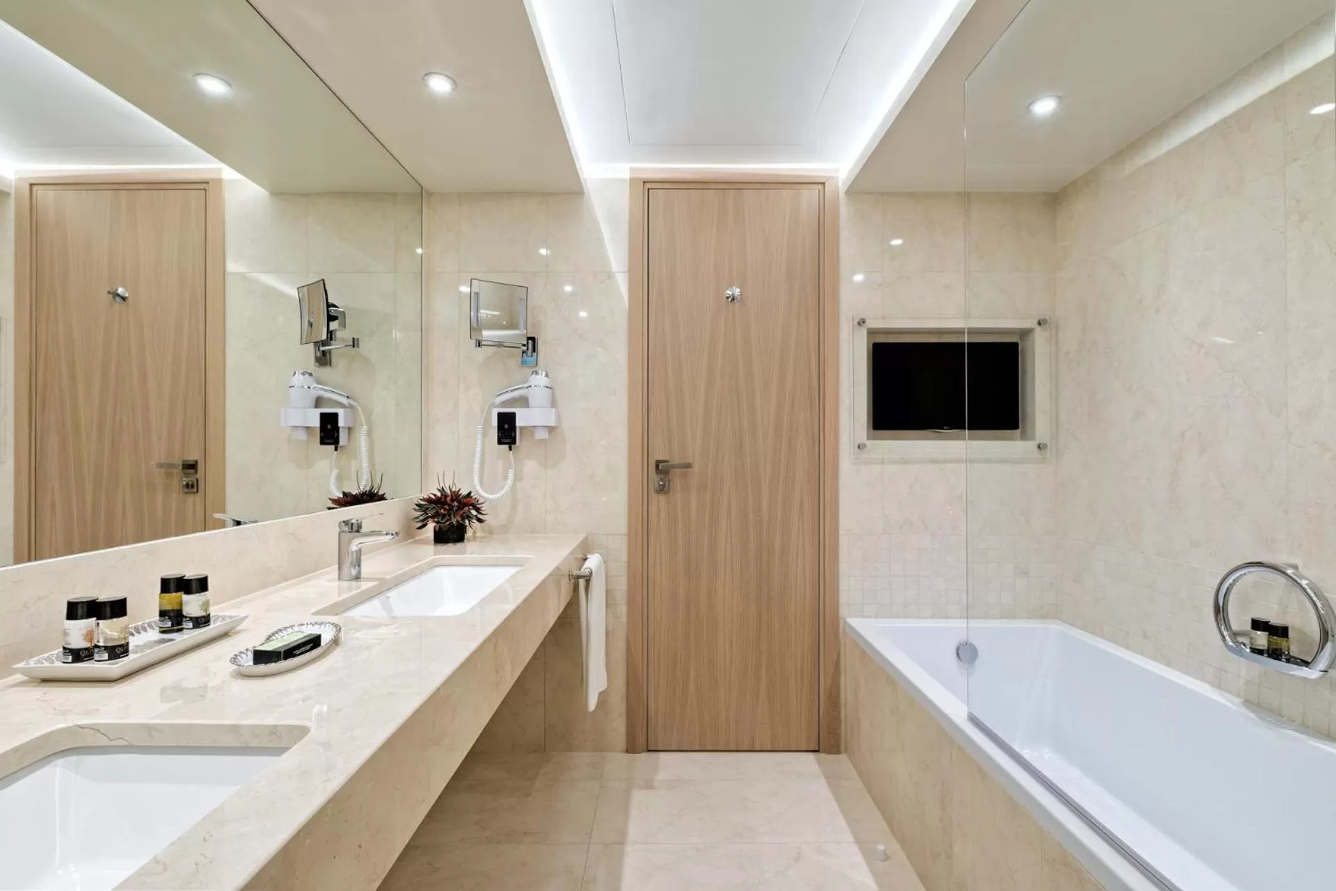 Shower in Divani Palace Acropolis